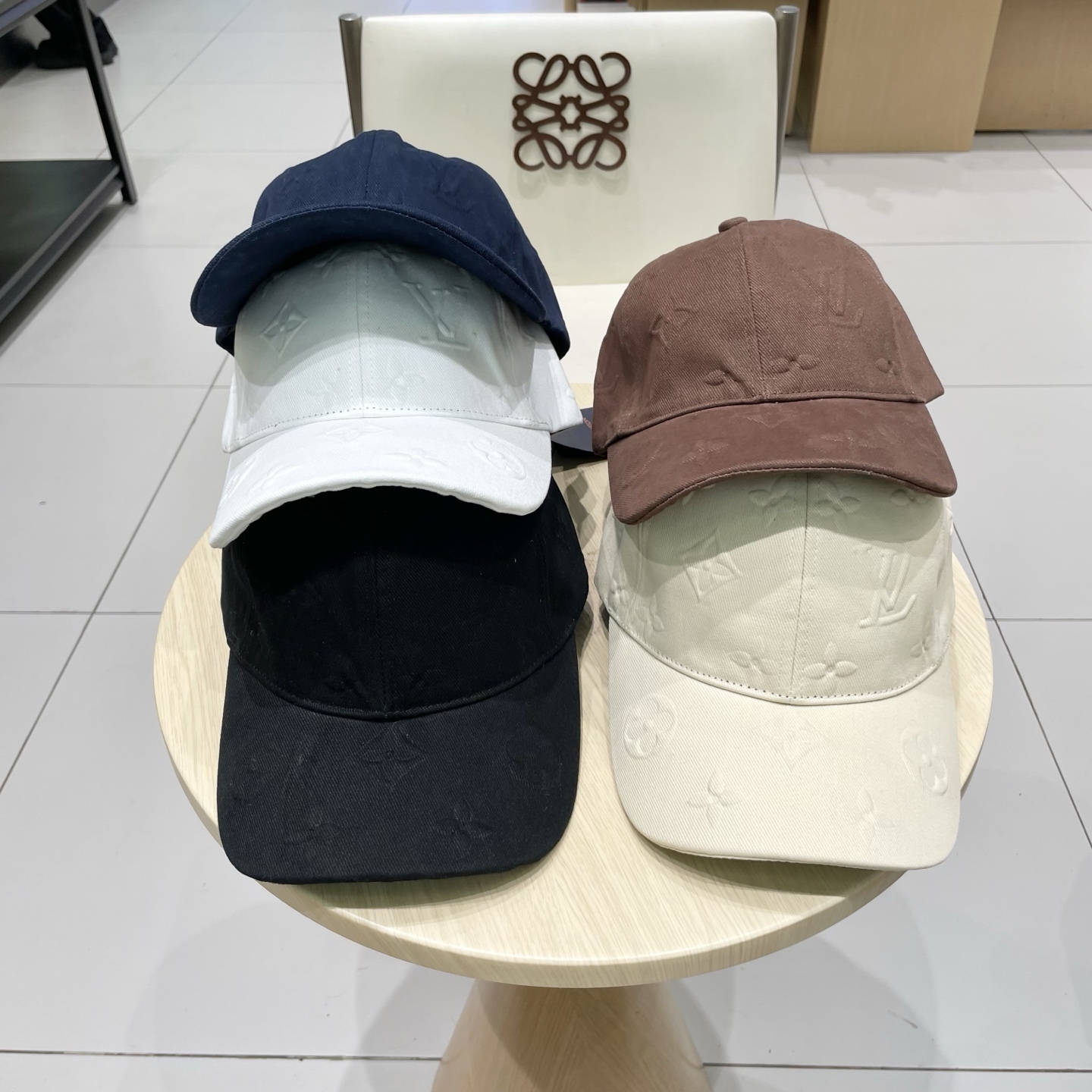 LV路易威登官网同步高版本 新款压花牛仔棒球帽🧢
火爆技术升级，洗水牛仔风街头风十足
更符合现在时尚小哥