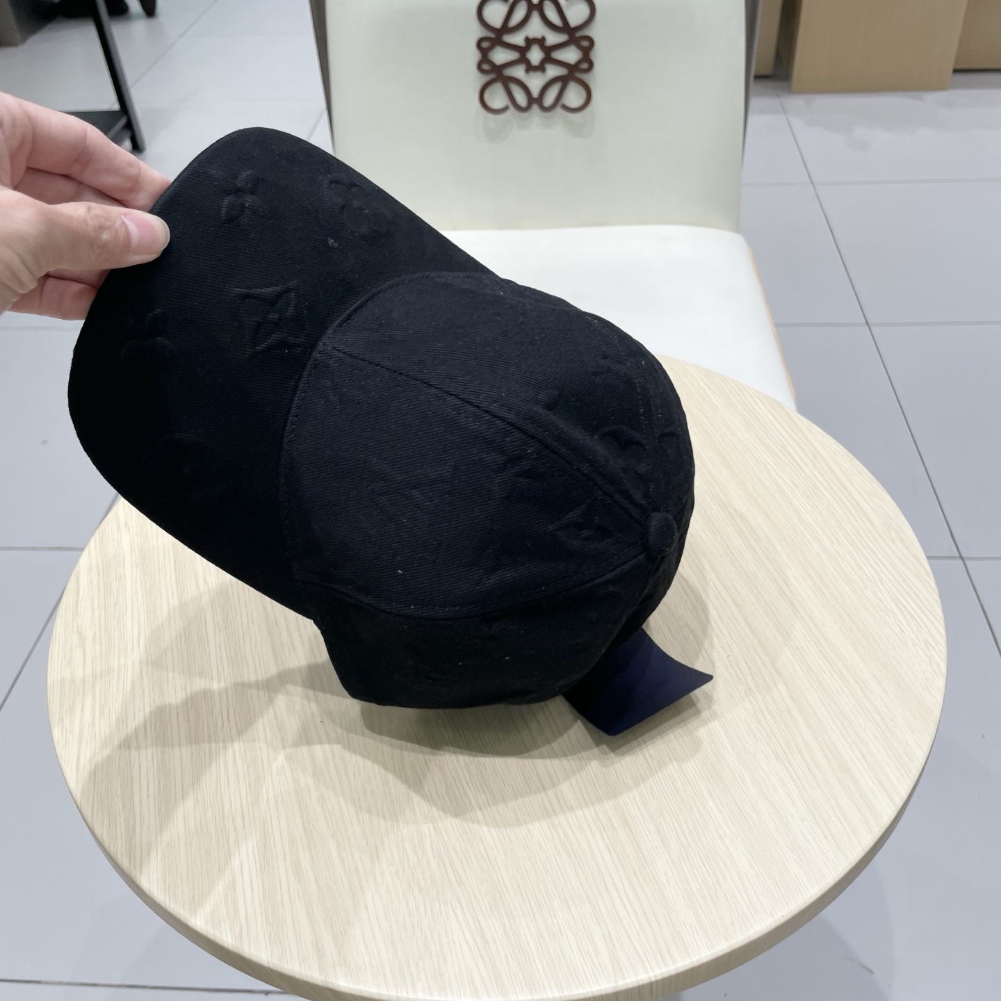 LV路易威登官网同步高版本 新款压花牛仔棒球帽🧢
火爆技术升级，洗水牛仔风街头风十足
更符合现在时尚小哥