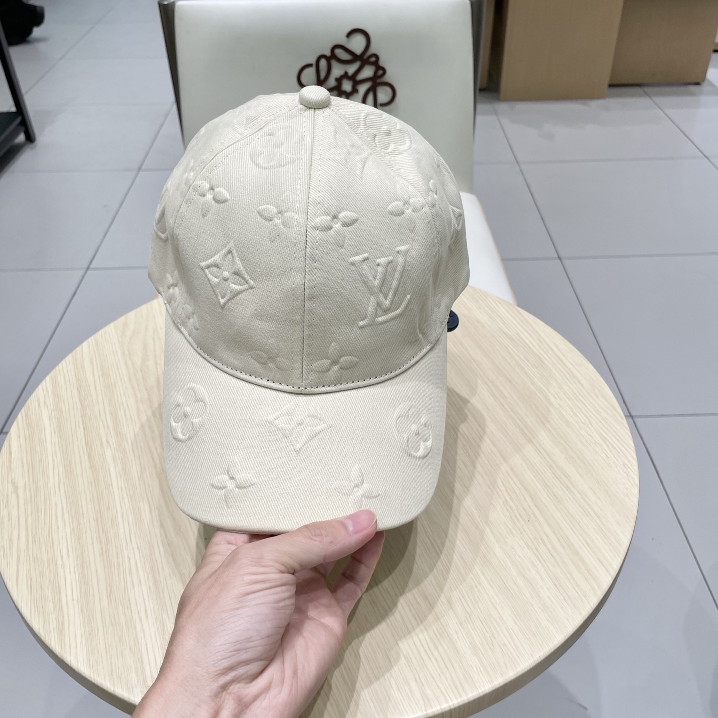 LV路易威登官网同步高版本 新款压花牛仔棒球帽🧢
火爆技术升级，洗水牛仔风街头风十足
更符合现在时尚小哥