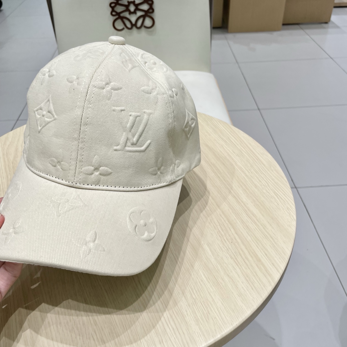 LV路易威登官网同步高版本 新款压花牛仔棒球帽🧢
火爆技术升级，洗水牛仔风街头风十足
更符合现在时尚小哥