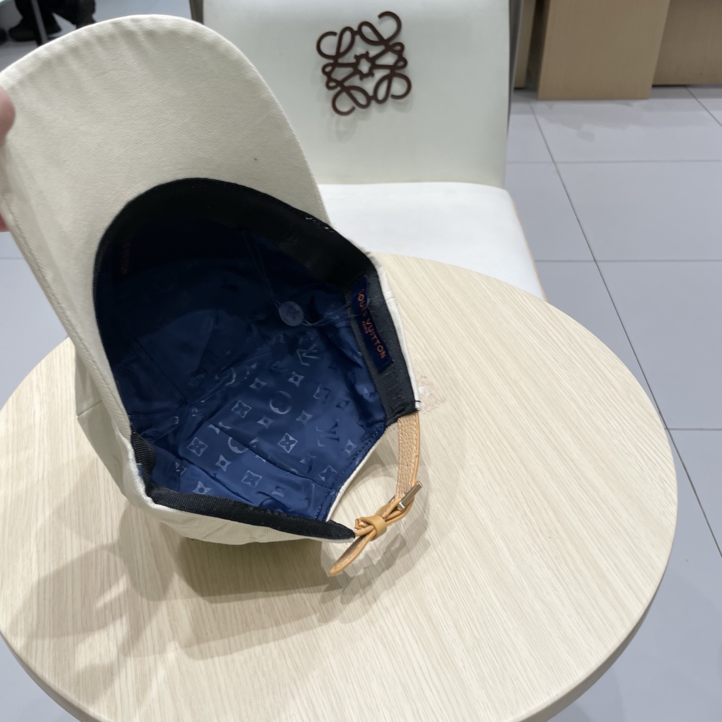 LV路易威登官网同步高版本 新款压花牛仔棒球帽🧢
火爆技术升级，洗水牛仔风街头风十足
更符合现在时尚小哥