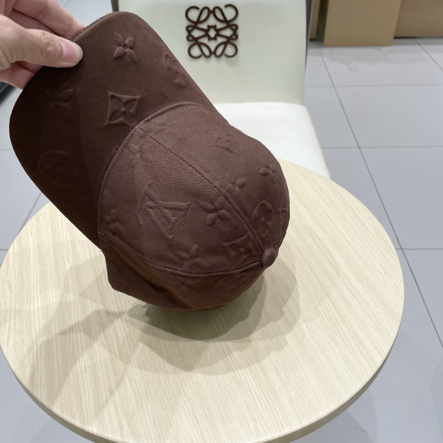 LV路易威登官网同步高版本 新款压花牛仔棒球帽🧢
火爆技术升级，洗水牛仔风街头风十足
更符合现在时尚小哥