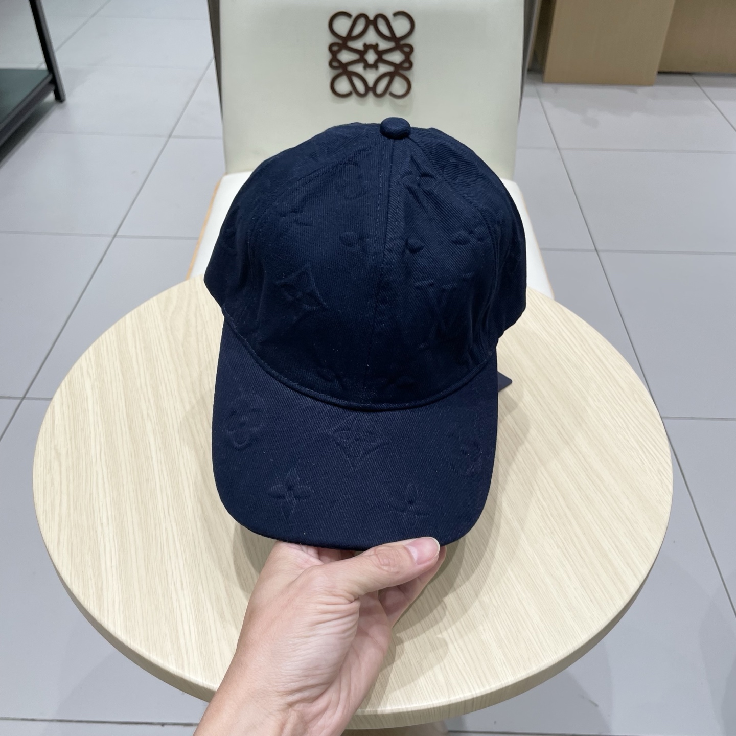 LV路易威登官网同步高版本 新款压花牛仔棒球帽🧢
火爆技术升级，洗水牛仔风街头风十足
更符合现在时尚小哥