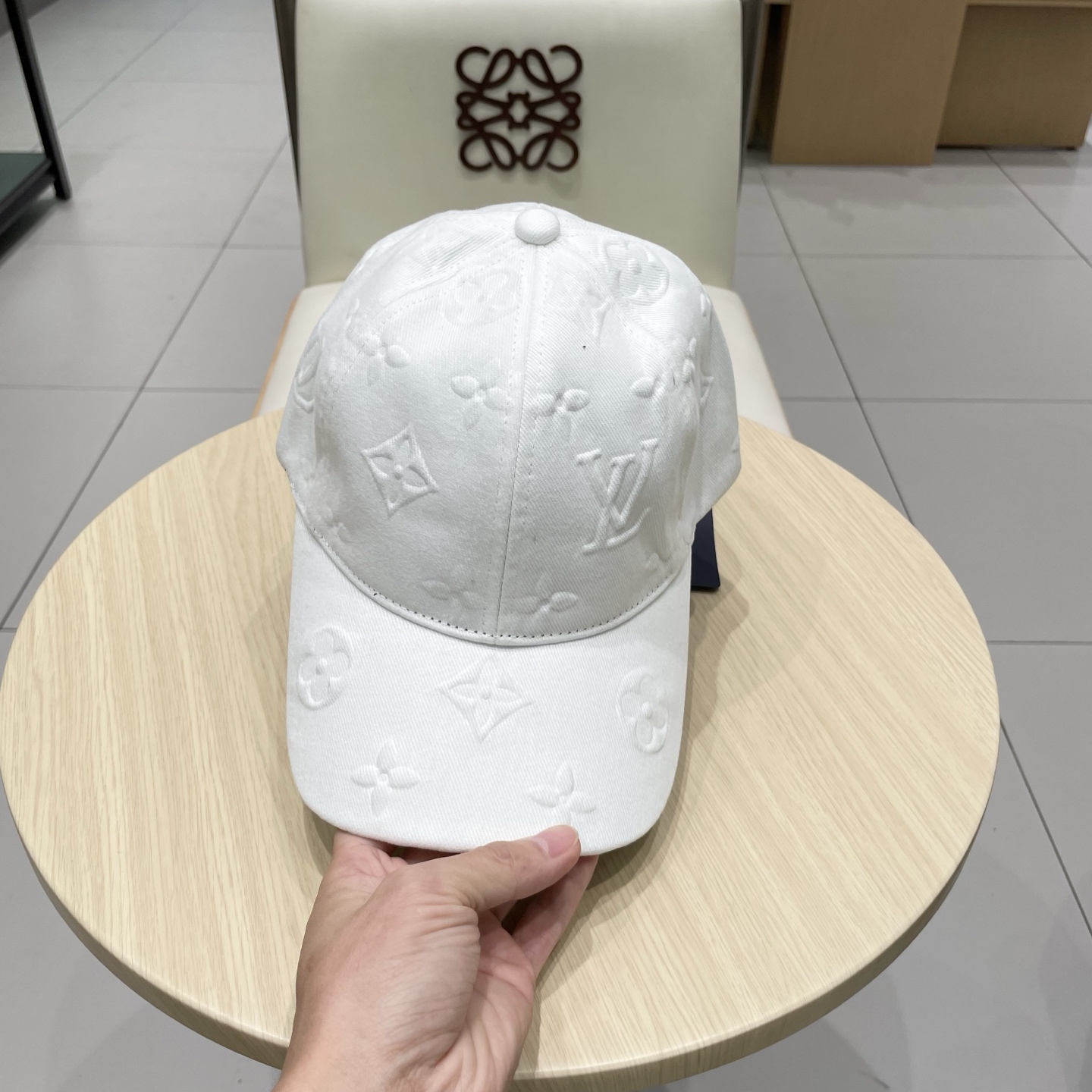 LV路易威登官网同步高版本 新款压花牛仔棒球帽🧢
火爆技术升级，洗水牛仔风街头风十足
更符合现在时尚小哥