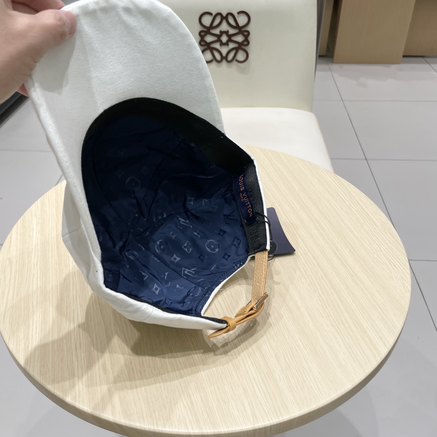 LV路易威登官网同步高版本 新款压花牛仔棒球帽🧢
火爆技术升级，洗水牛仔风街头风十足
更符合现在时尚小哥