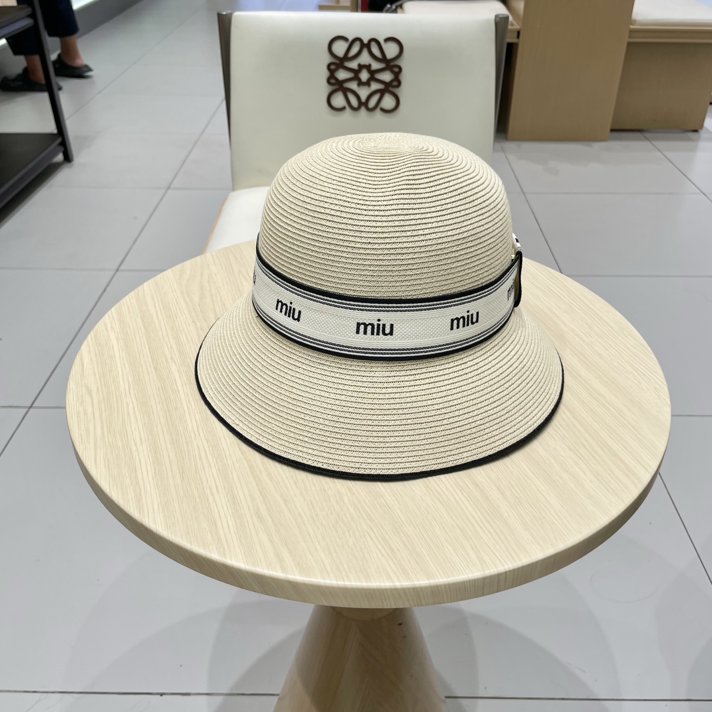 NO:344933,Miumiu Miu's new Rafi straw hat, heavy industry, same style for counter, head circumference 57cm hat, straw hat, fisherman's hat, baseball hat, hat, miumiu, espadrilles, hatsmiumiu缪缪新款拉菲草帽,重工打造,专柜同款,头围57cm帽子草帽渔夫帽棒球帽,帽子,miumiu,espadrilles,hats,hat
