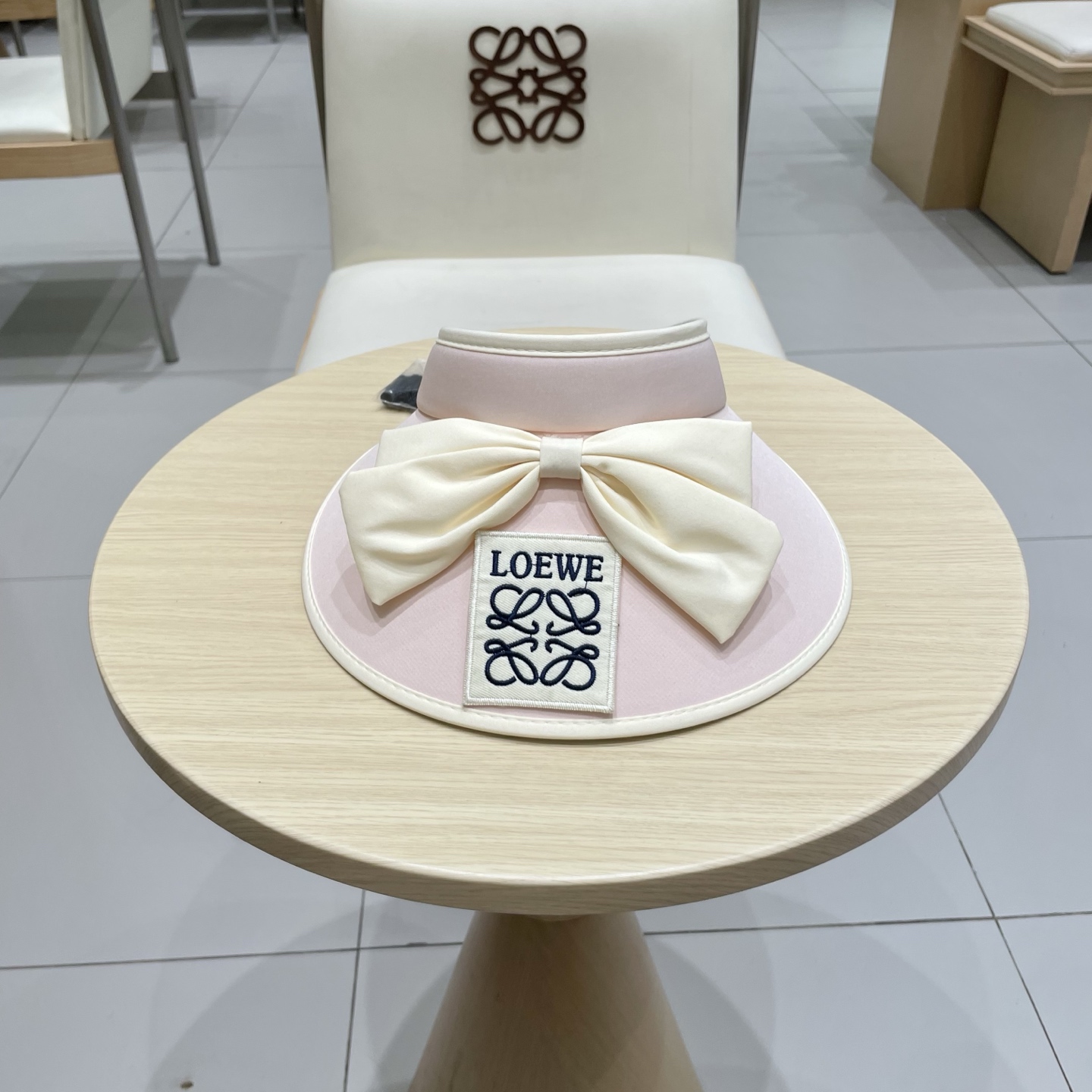 NO:346291,Chanel Chanel lampshade straw hat The flat top hat is made of Taiwanese thin braided grass. It is versatile and not picky about the face. The flat edge is relatively unobstructed. It is more practical. It is easy to wear ins style for daily life and travel. It is especially suitable for the appearance. It has a straw hat fisherman's hat baseball hat, hat, chanel, chanel, espadrilles, hatschanel香奈儿灯罩草帽 平顶帽采用台湾细辫草制作 百搭不挑脸型 平沿相对不遮挡视线 更加实用 日常和旅行都好戴 ins风 特别上相 内有调节带帽子草帽渔夫帽棒球帽,帽子,chanel,chanel,espadrilles,hats,hat