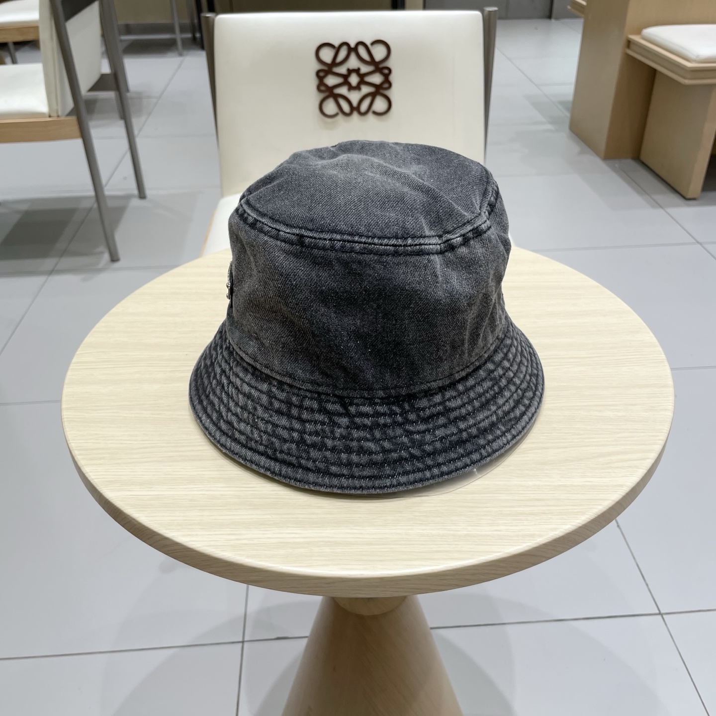  Prada普拉达牛仔渔夫帽☀️
巨火的帽子
蔡徐坤李沁同款🔥
什么穿搭风格也可以hlod住