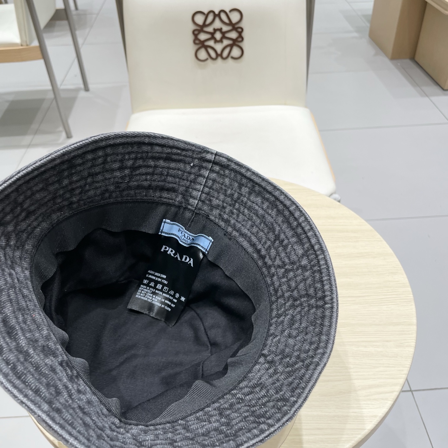  Prada普拉达牛仔渔夫帽☀️
巨火的帽子
蔡徐坤李沁同款🔥
什么穿搭风格也可以hlod住