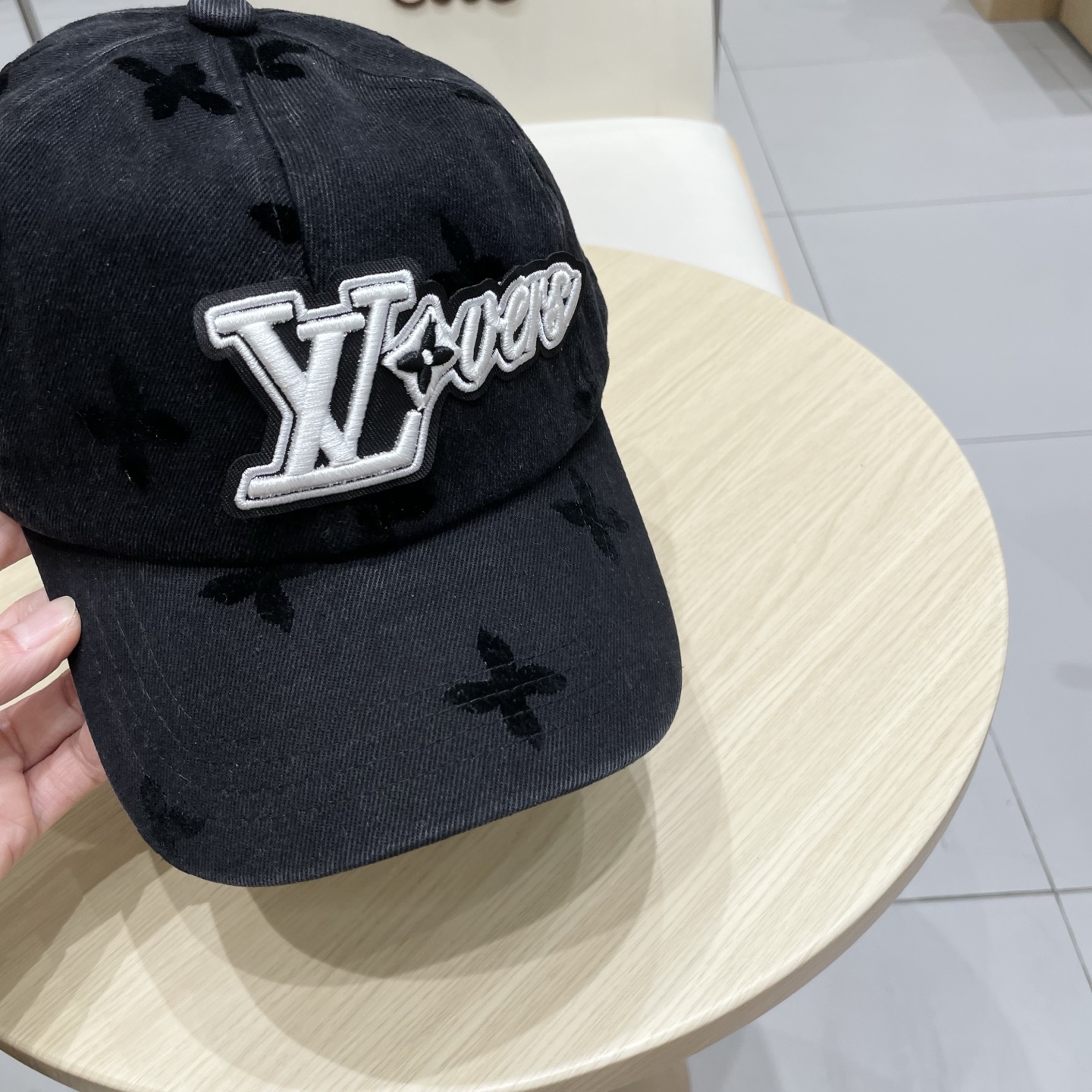 LV路易威登新款牛仔棒球帽洗水牛仔风街头风十足更符合现在时尚小哥哥小姐姐的style，机场街拍超飒！