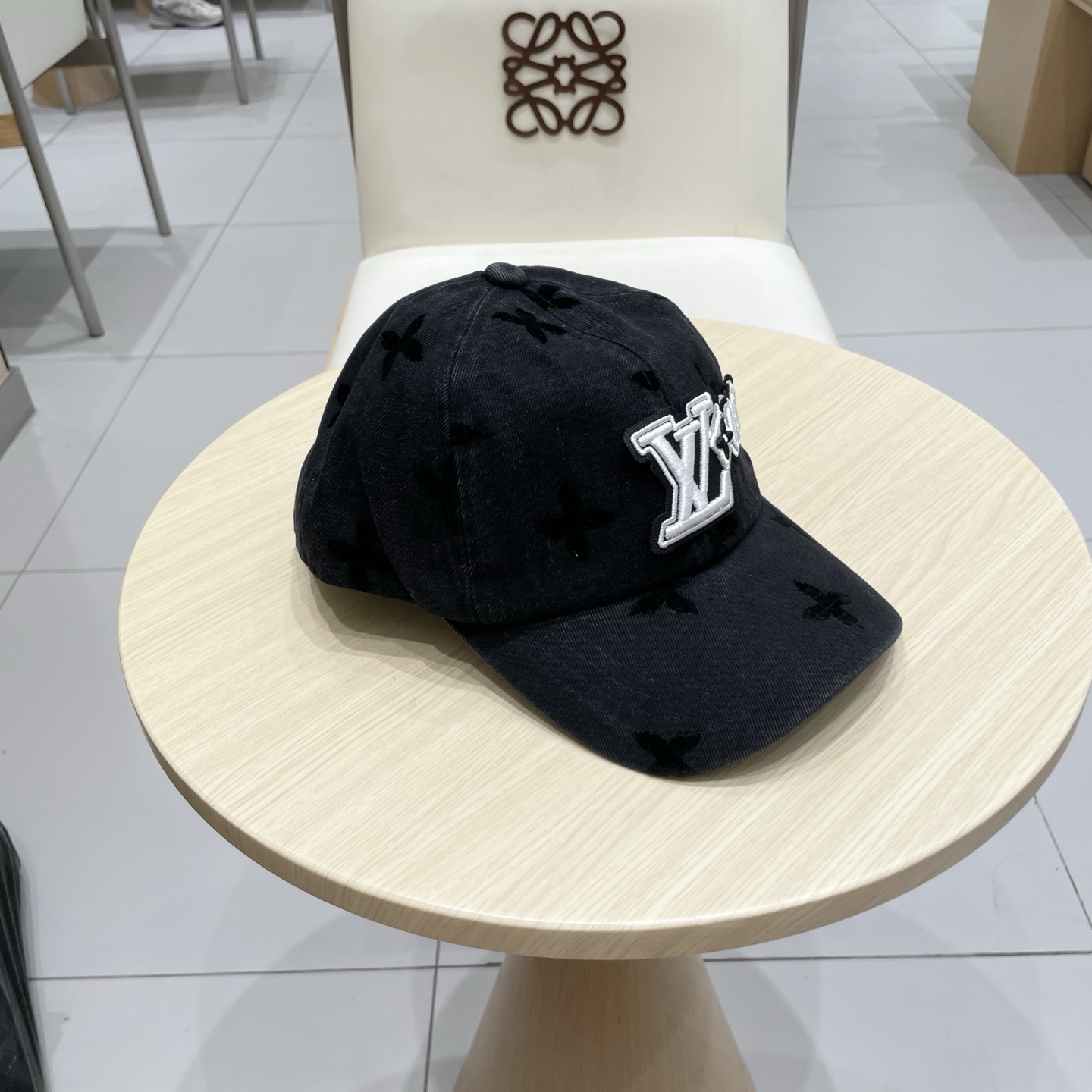 LV路易威登新款牛仔棒球帽洗水牛仔风街头风十足更符合现在时尚小哥哥小姐姐的style，机场街拍超飒！