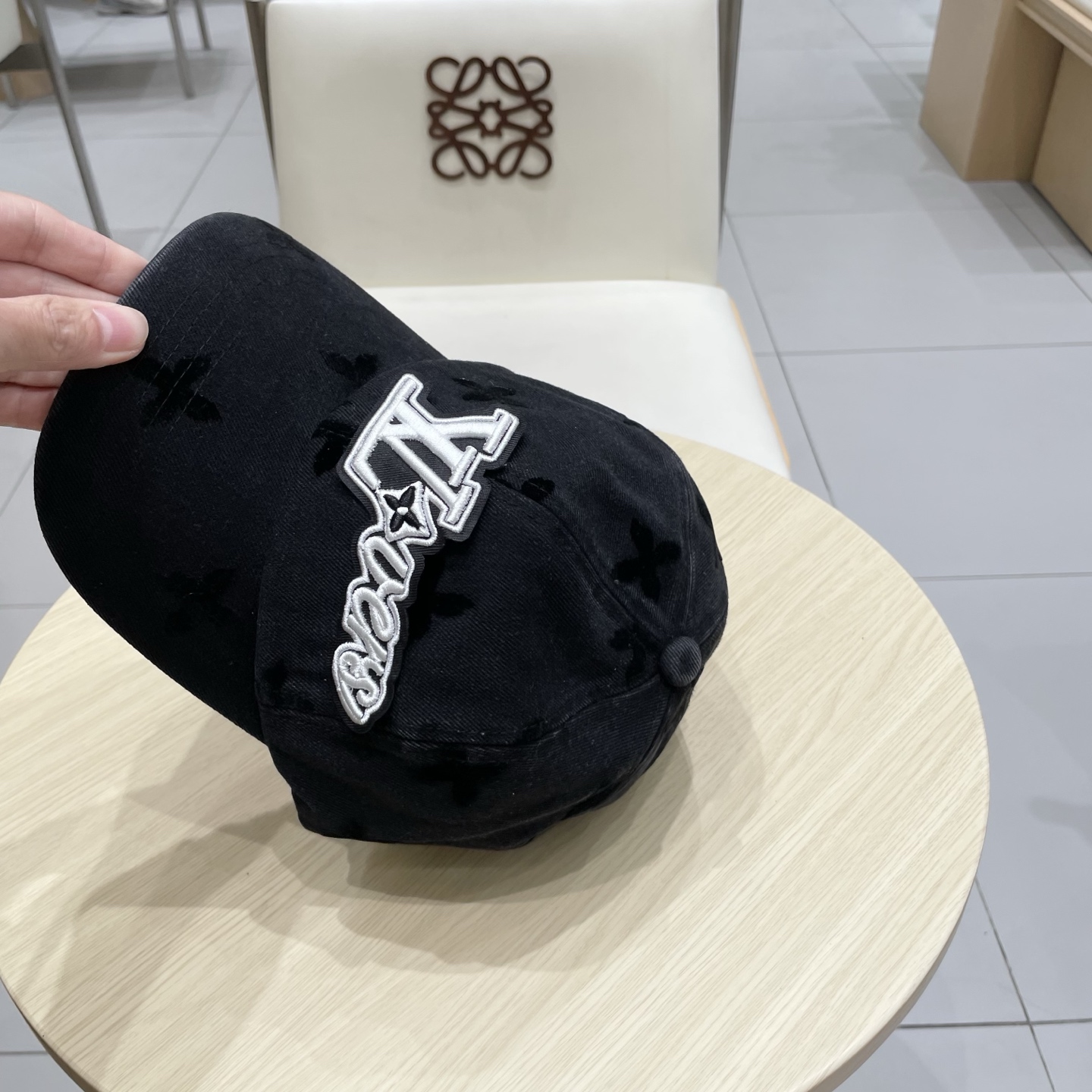 LV路易威登新款牛仔棒球帽洗水牛仔风街头风十足更符合现在时尚小哥哥小姐姐的style，机场街拍超飒！