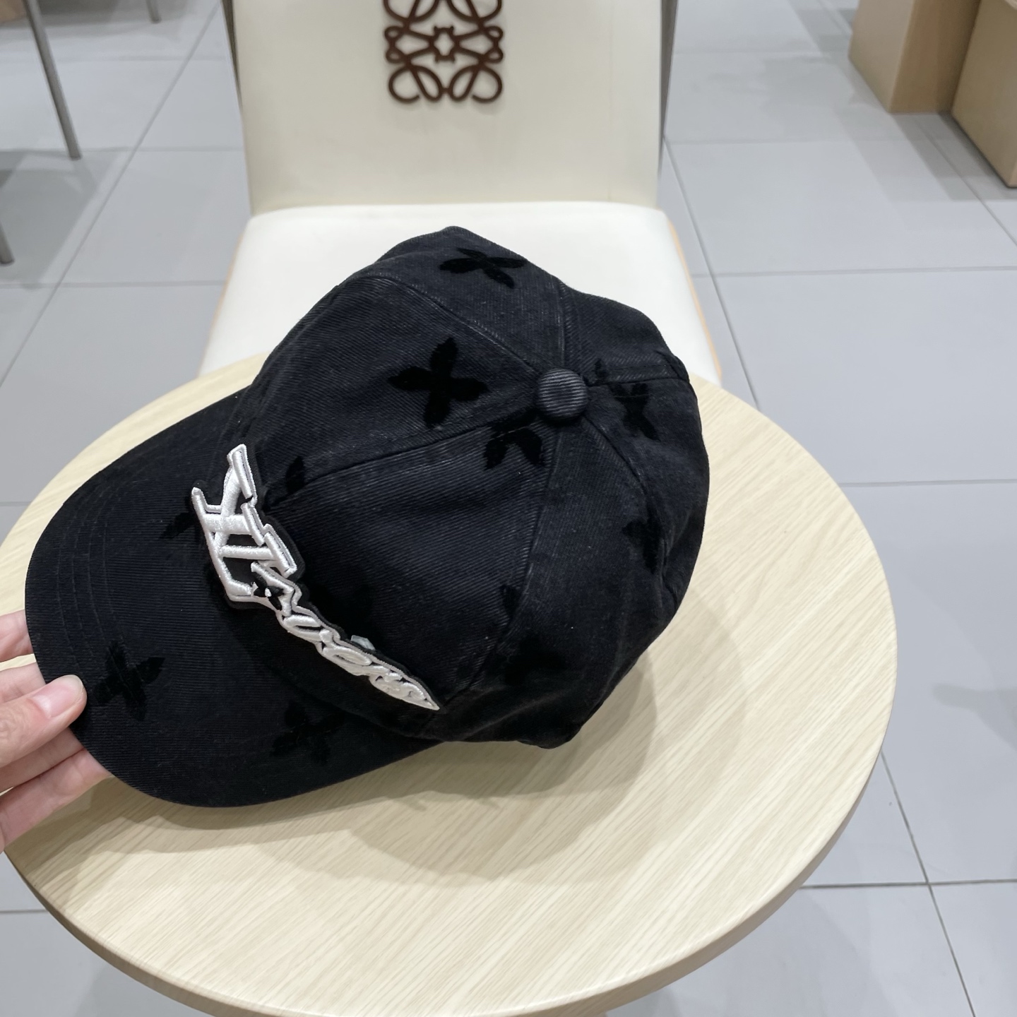 LV路易威登新款牛仔棒球帽洗水牛仔风街头风十足更符合现在时尚小哥哥小姐姐的style，机场街拍超飒！