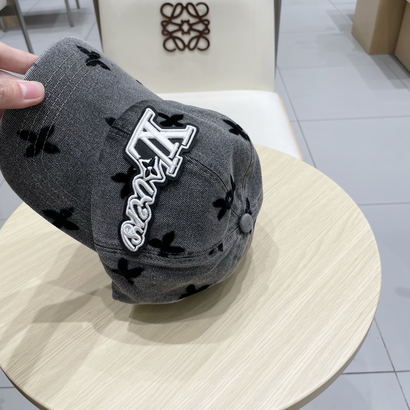 LV路易威登新款牛仔棒球帽洗水牛仔风街头风十足更符合现在时尚小哥哥小姐姐的style，机场街拍超飒！