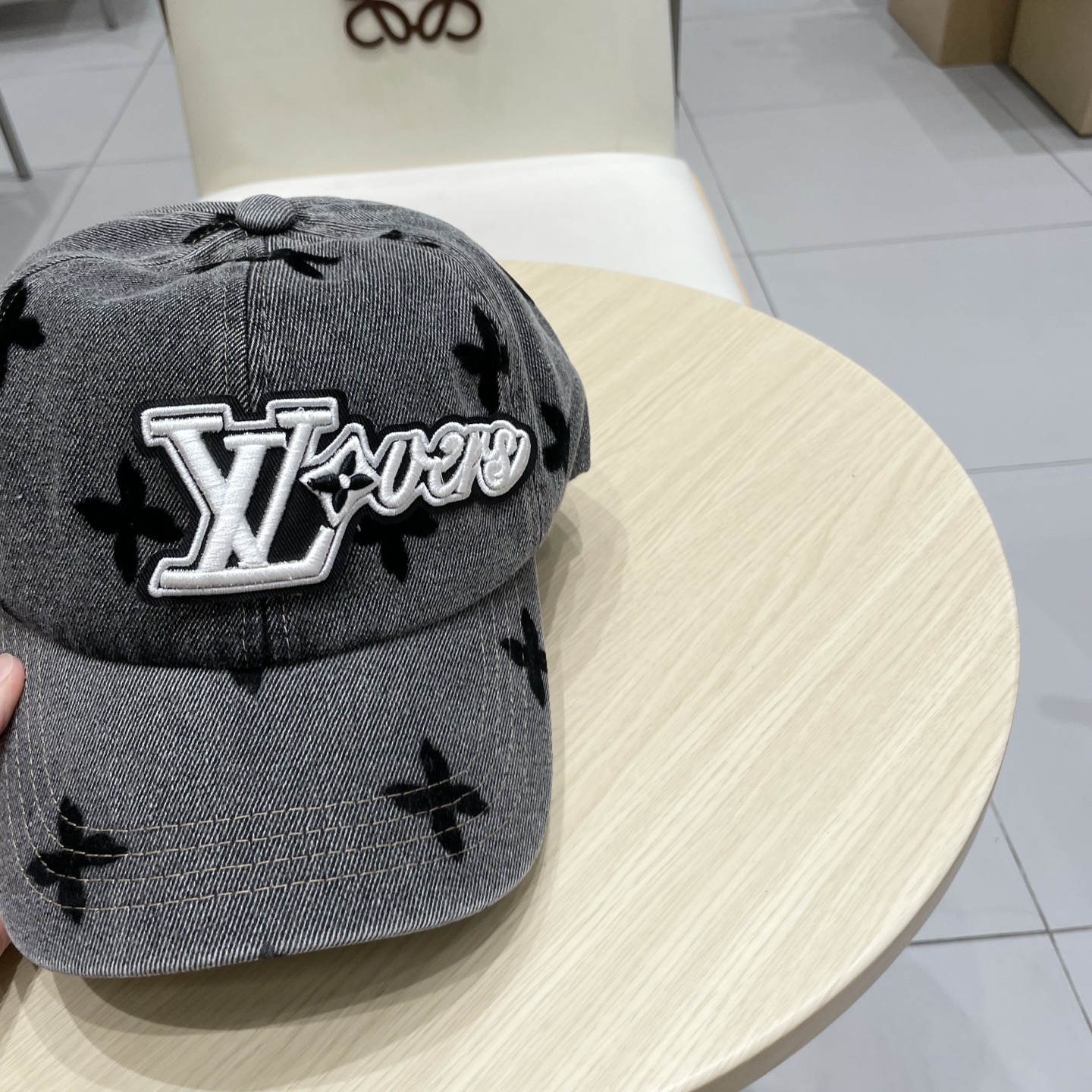 LV路易威登新款牛仔棒球帽洗水牛仔风街头风十足更符合现在时尚小哥哥小姐姐的style，机场街拍超飒！