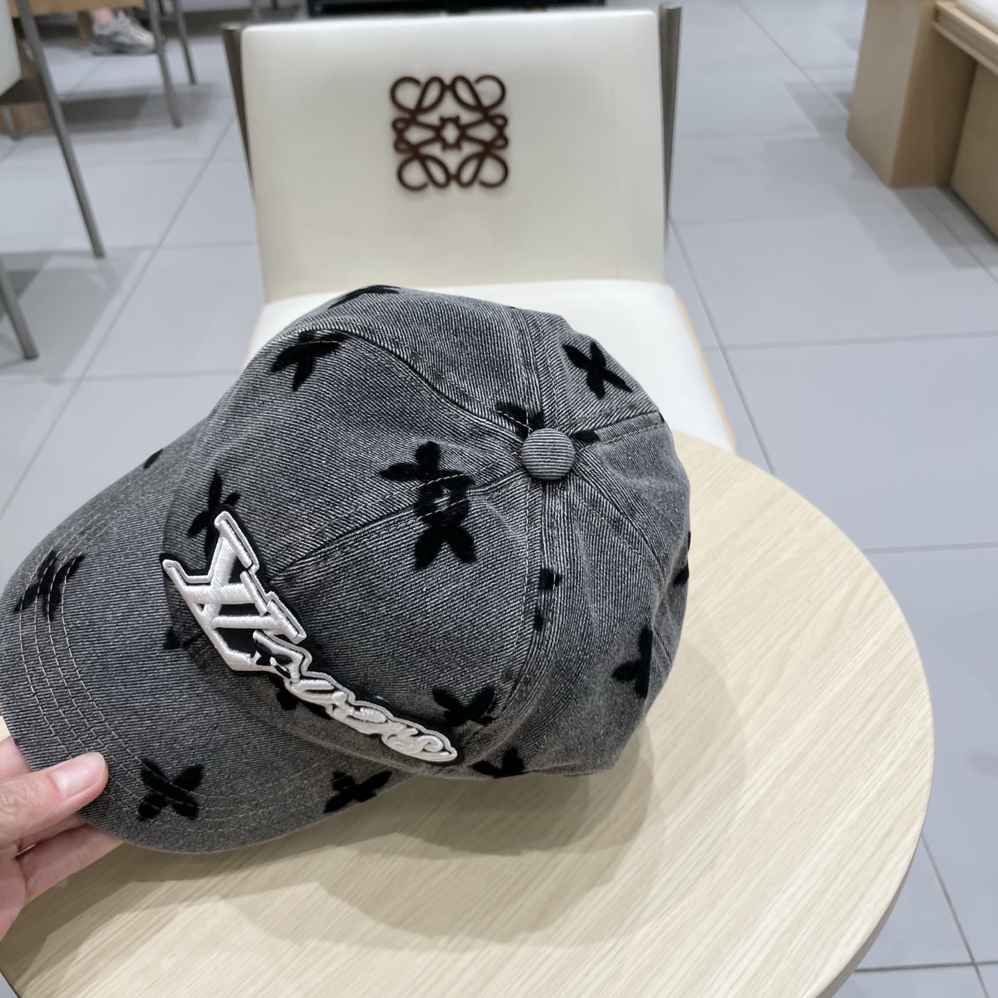 LV路易威登新款牛仔棒球帽洗水牛仔风街头风十足更符合现在时尚小哥哥小姐姐的style，机场街拍超飒！