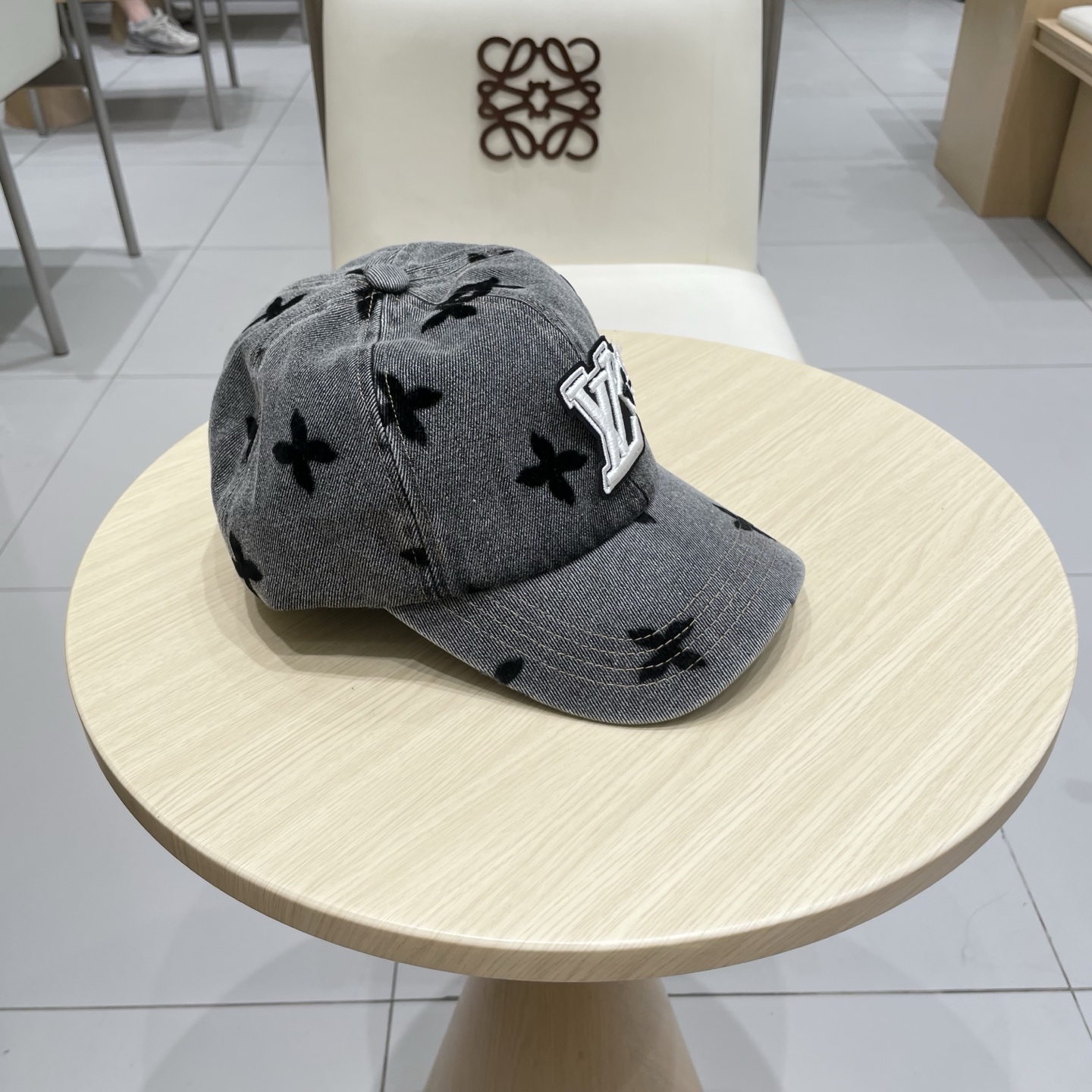 LV路易威登新款牛仔棒球帽洗水牛仔风街头风十足更符合现在时尚小哥哥小姐姐的style，机场街拍超飒！