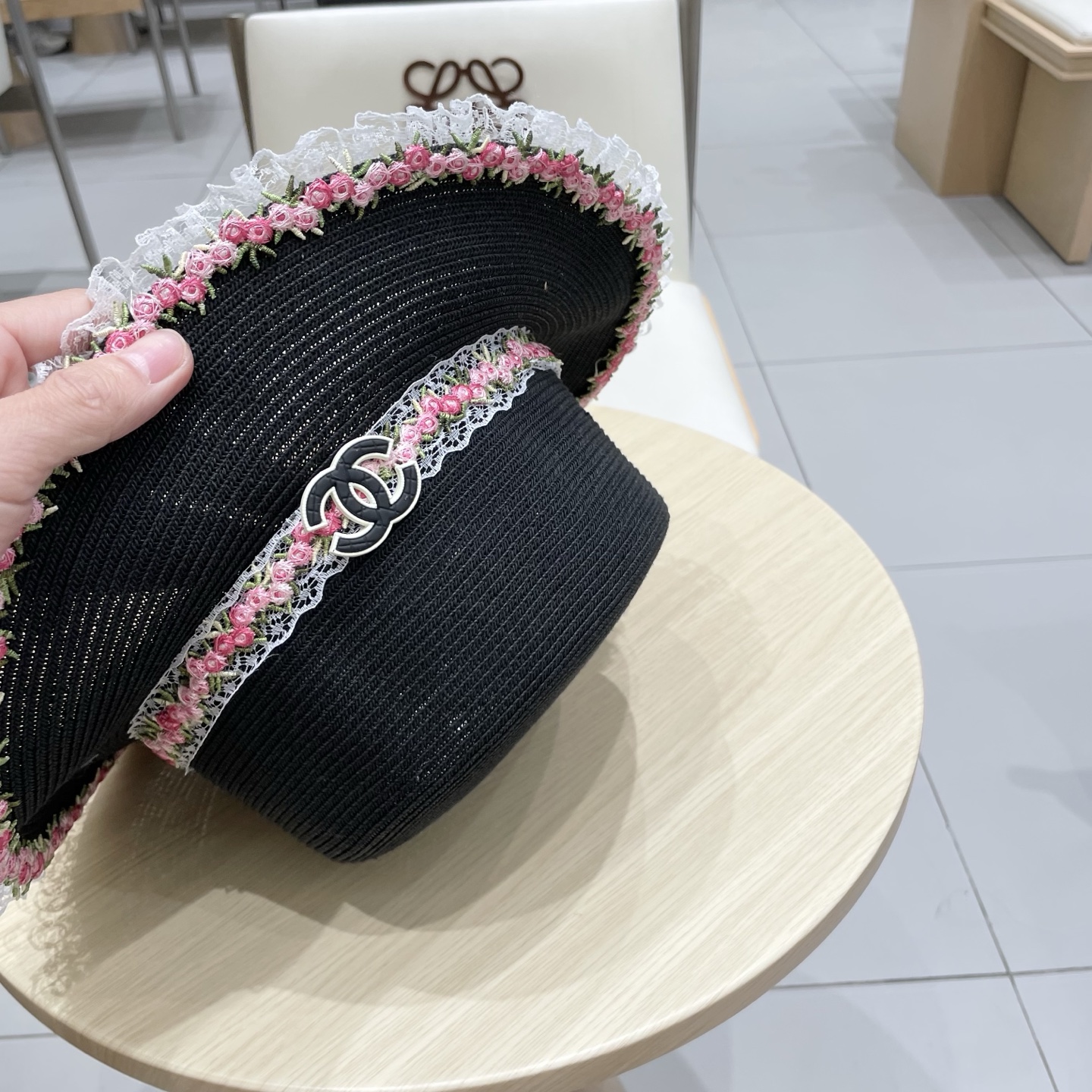 chanel香奈儿平顶草帽平顶帽采用台湾细辫草制作 百搭不挑脸型平沿相对不遮挡视线 更加实用 日常和旅行