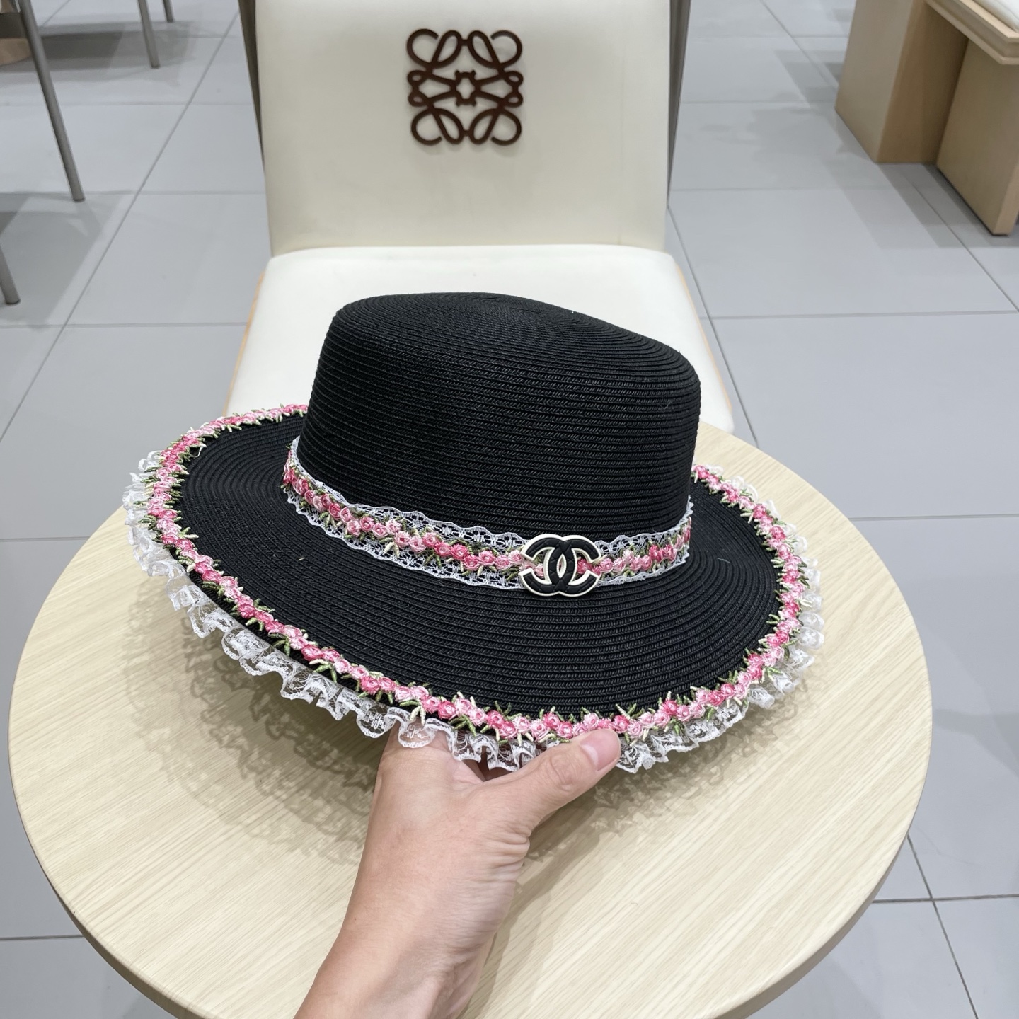chanel香奈儿平顶草帽平顶帽采用台湾细辫草制作 百搭不挑脸型平沿相对不遮挡视线 更加实用 日常和旅行