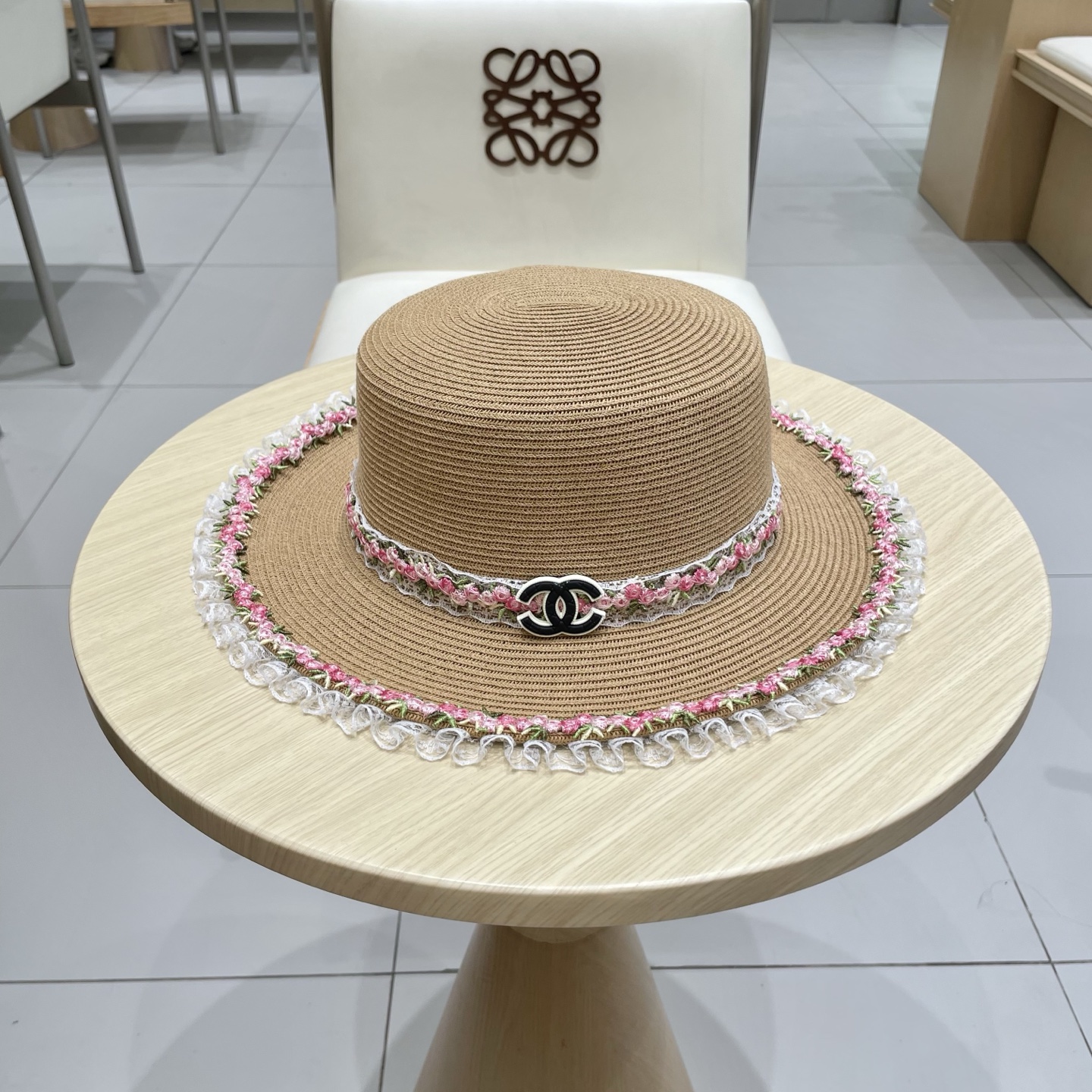 NO:357048,Chanel Chanel flat-top straw hat The flat-top hat is made of Taiwanese thin braided grass. It is versatile and not picky about the face. The flat edge is relatively unobstructed. It is more practical. It is easy to wear ins style for daily life and travel. It is especially suitable for the appearance. It has a straw hat with a hood, fisherman's hat, baseball hat, chanel, chanel, espadrilles, hatschanel香奈儿平顶草帽 平顶帽采用台湾细辫草制作 百搭不挑脸型 平沿相对不遮挡视线 更加实用 日常和旅行都好戴 ins风 特别上相 内有调节带帽子草帽渔夫帽棒球帽,帽子,chanel,chanel,espadrilles,hats,hat
