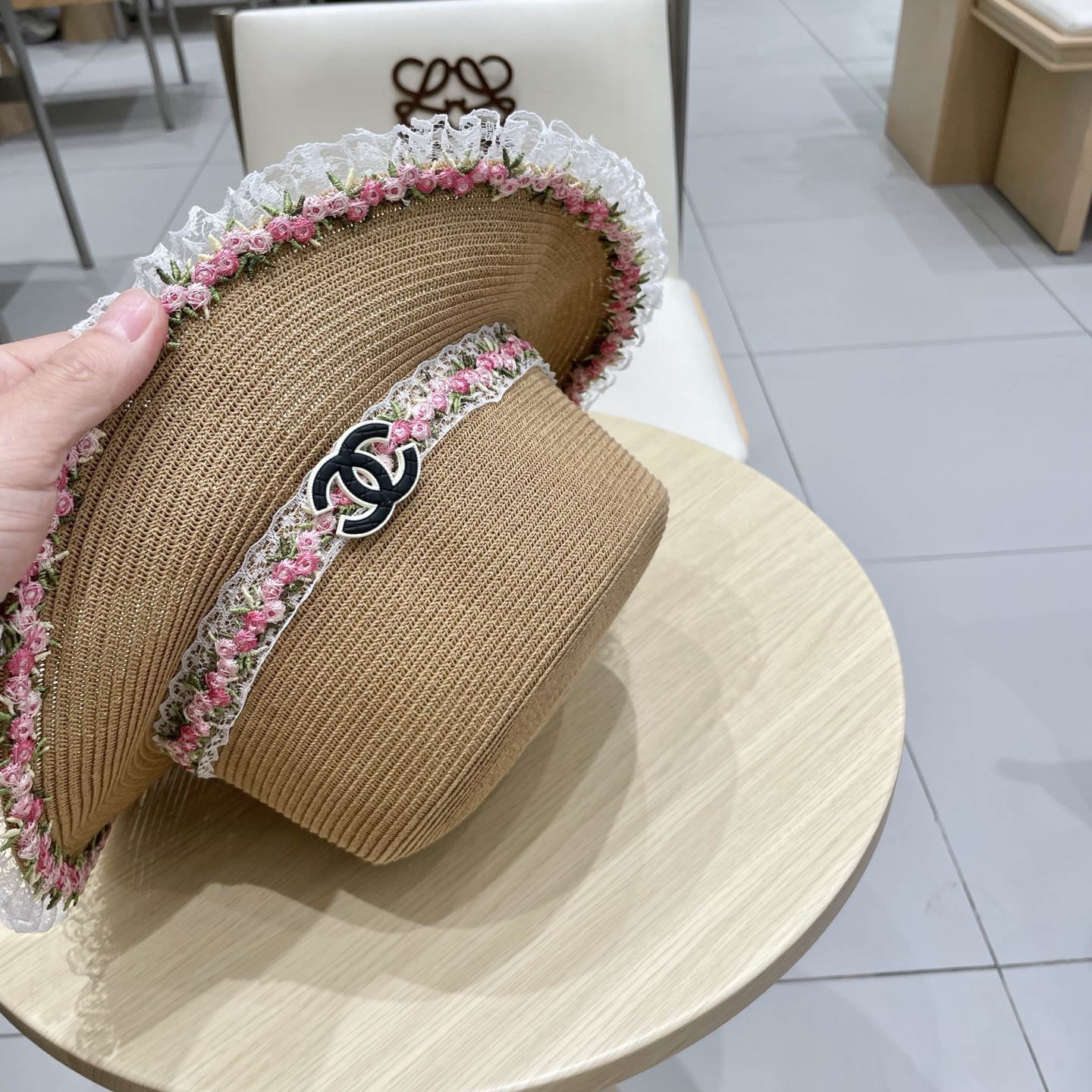 chanel香奈儿平顶草帽平顶帽采用台湾细辫草制作 百搭不挑脸型平沿相对不遮挡视线 更加实用 日常和旅行