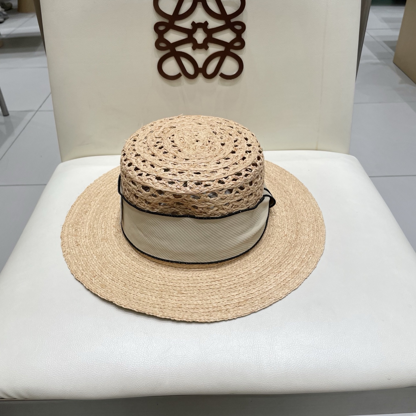 NO:357257,Hermes HERMES new Lafite straw hat, catwalk style, breathable hollow design, handmade, head circumference 57cm, a beach must-have!  Herb hat straw hat fisherman hat baseball hat, hat, hermes, hermes, espadrilles, hats爱马仕 HERMES爱马仕新款拉菲草帽,走秀款、透气镂空设计,手工制做,头围57cm 沙滩必备！草本 帽子草帽渔夫帽棒球帽,帽子,hermes,hermes,espadrilles,hats,hat