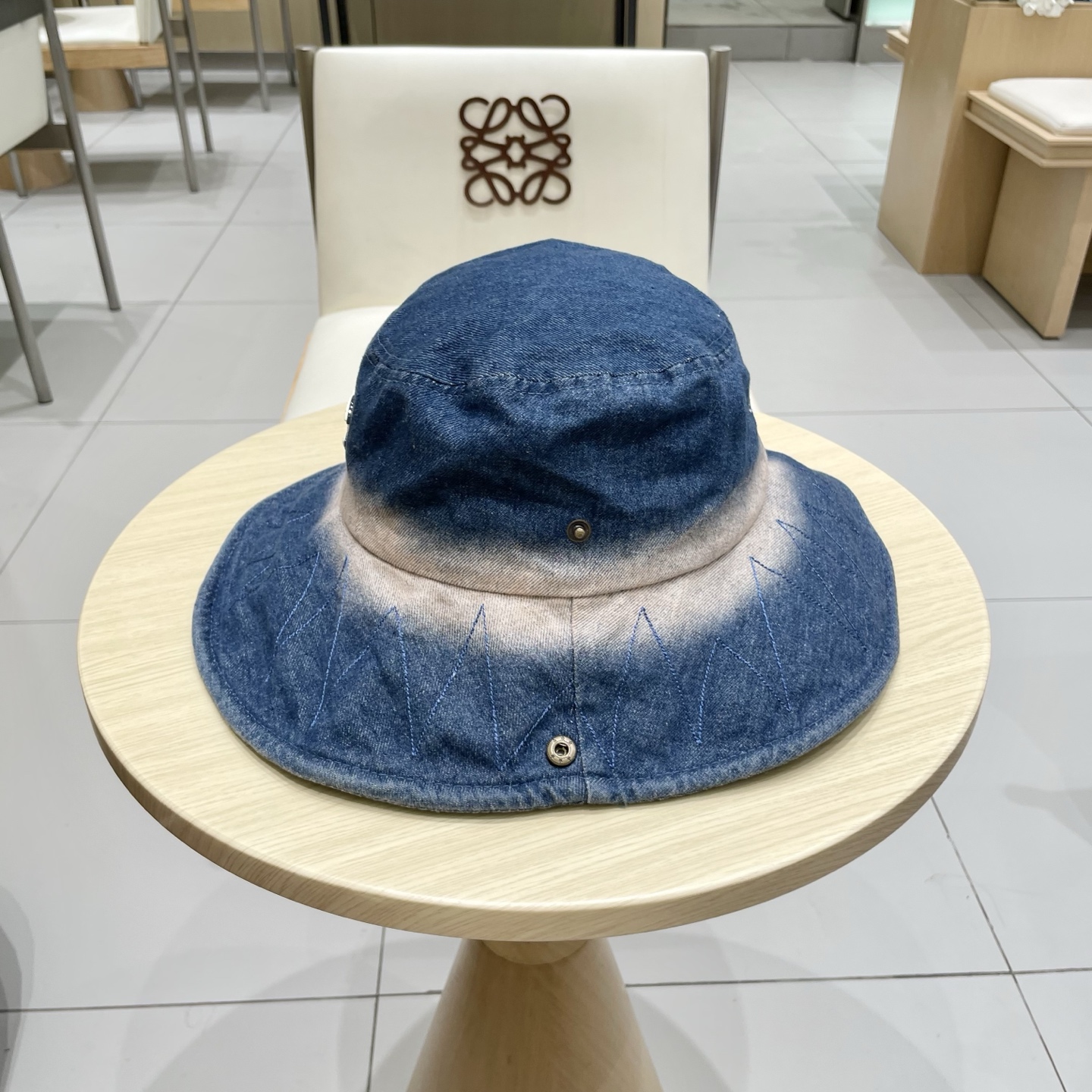CHANEL香奈儿新款🆕牛仔蓝复古款式渔夫帽🔸 节假日旅游带它出去美美哒❕  中古款哟.这种帽子不容易撞