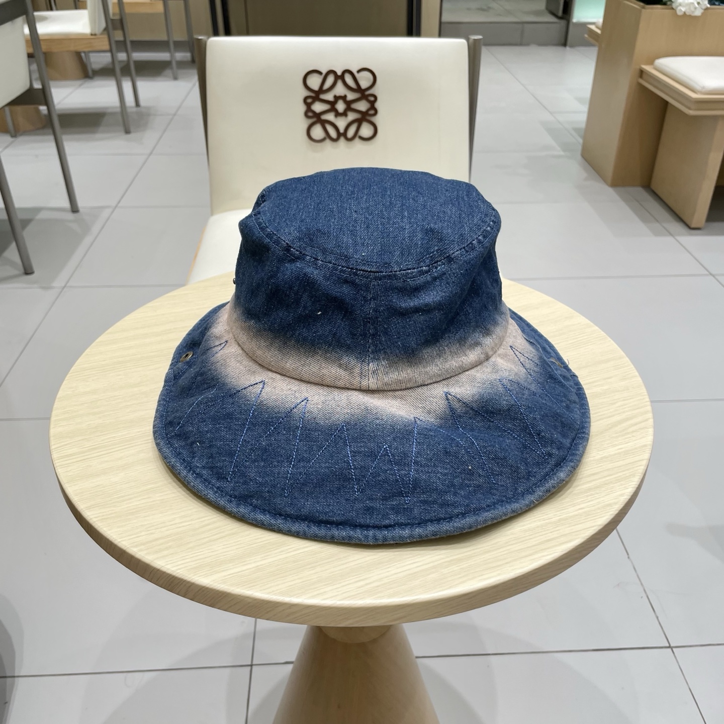 CHANEL香奈儿新款🆕牛仔蓝复古款式渔夫帽🔸 节假日旅游带它出去美美哒❕  中古款哟.这种帽子不容易撞