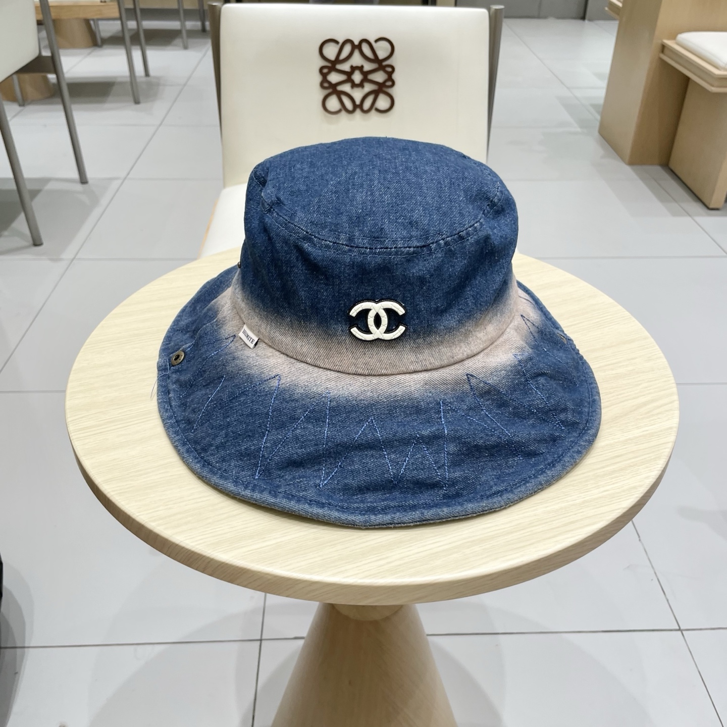 CHANEL香奈儿新款🆕牛仔蓝复古款式渔夫帽🔸 节假日旅游带它出去美美哒❕  中古款哟.这种帽子不容易撞