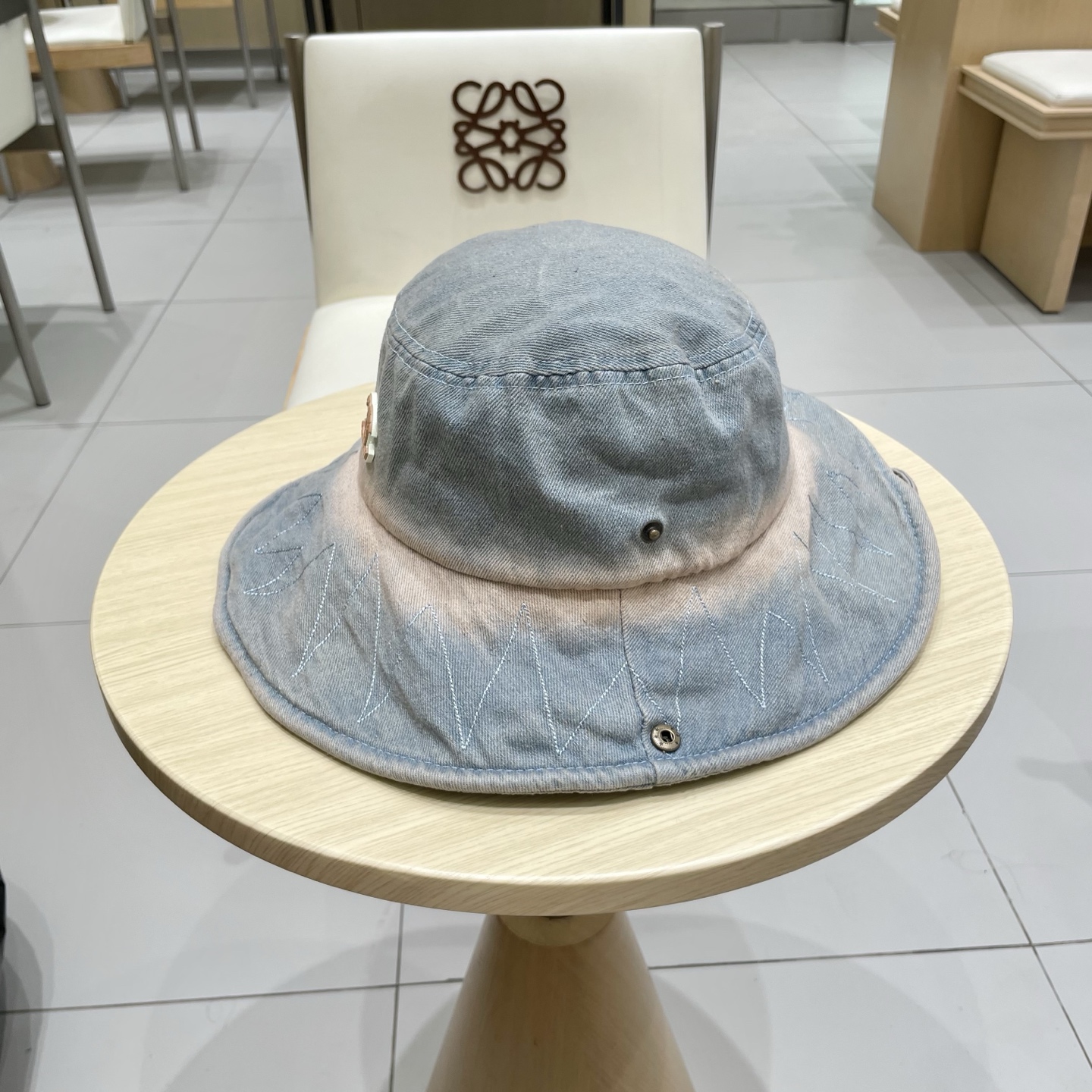 CHANEL香奈儿新款🆕牛仔蓝复古款式渔夫帽🔸 节假日旅游带它出去美美哒❕  中古款哟.这种帽子不容易撞