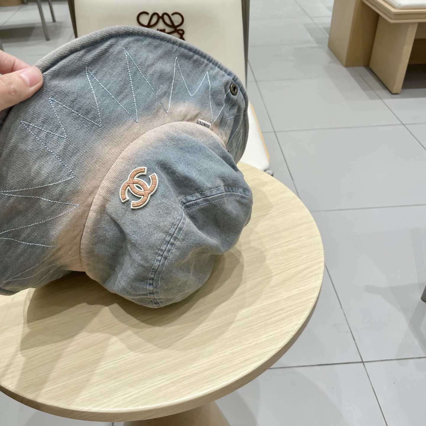 CHANEL香奈儿新款🆕牛仔蓝复古款式渔夫帽🔸 节假日旅游带它出去美美哒❕  中古款哟.这种帽子不容易撞