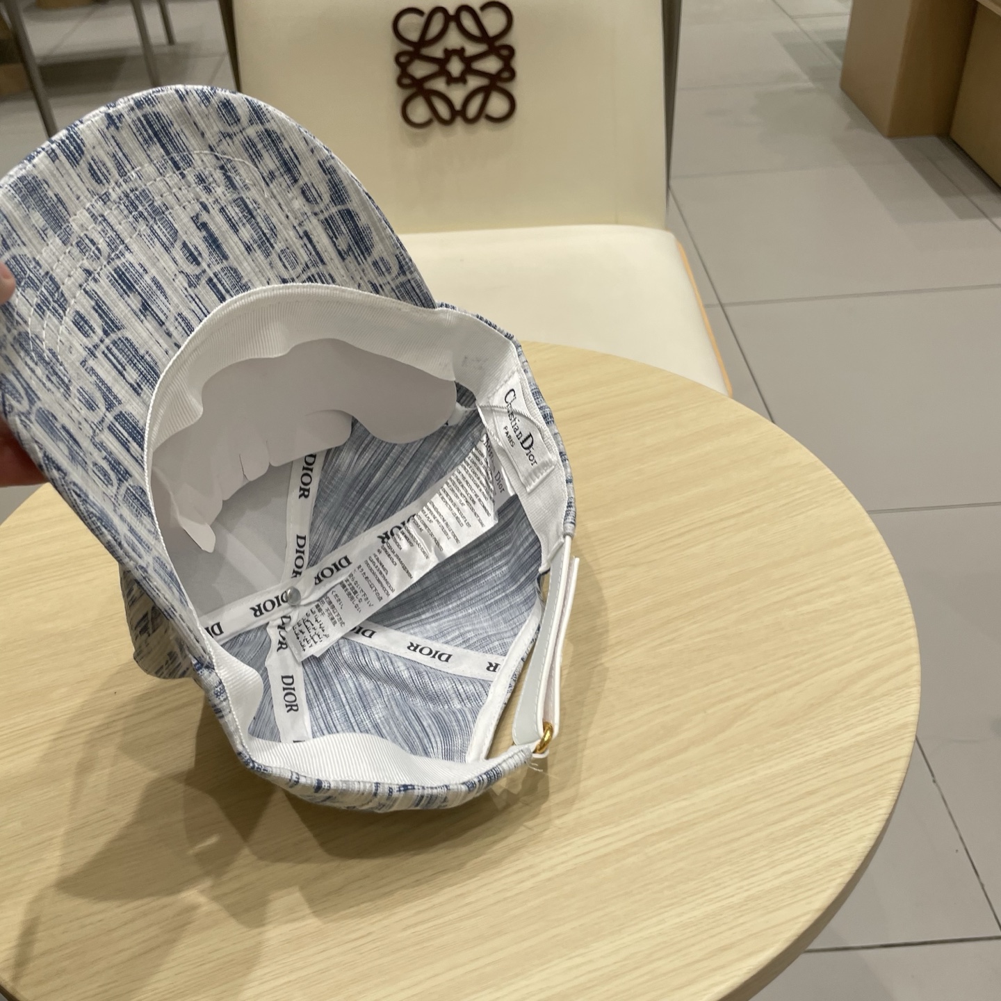  棒球帽  渔夫帽DIOR迪奥 
官网同步新款发布 老花D家棒球帽🧢，超级火爆