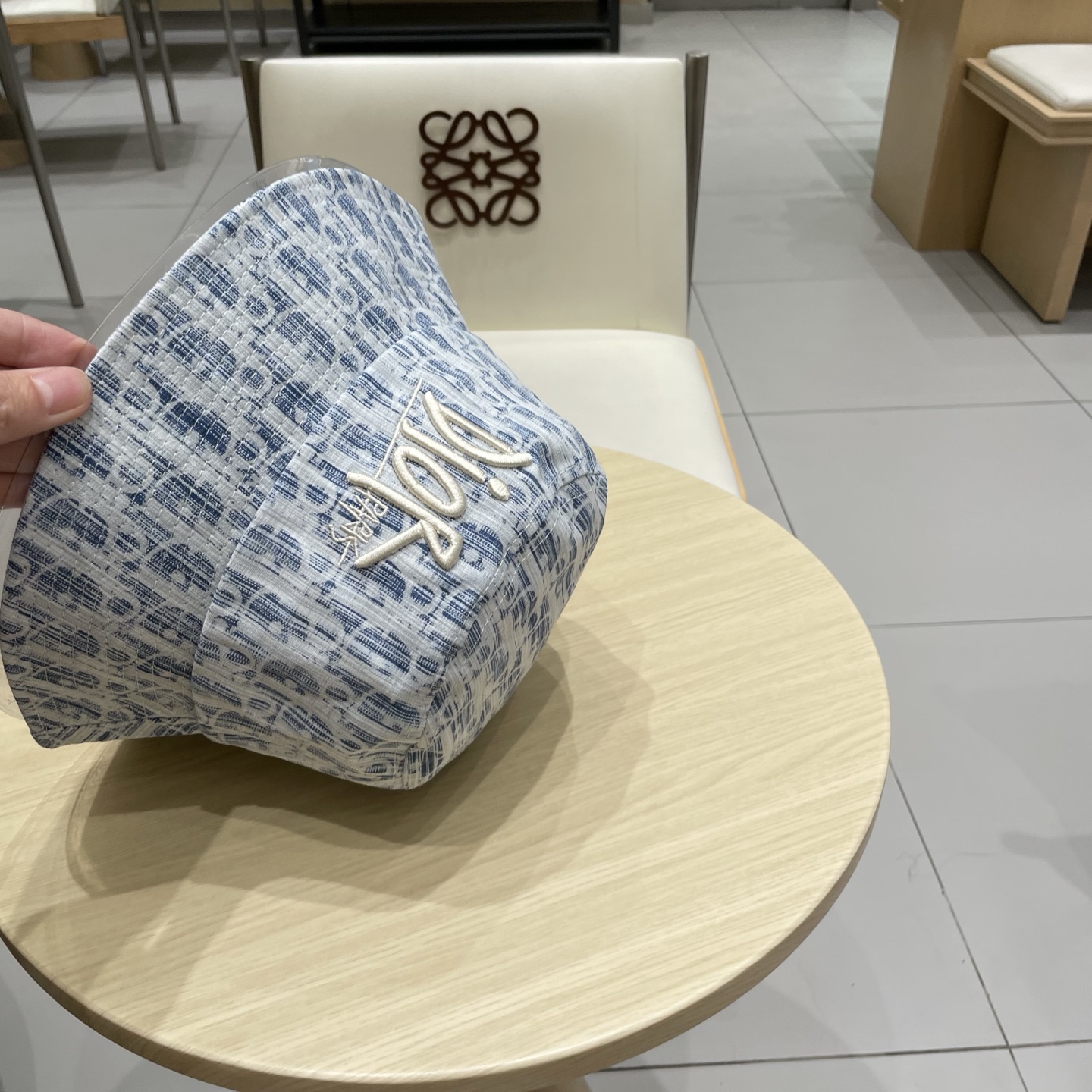  棒球帽。 渔夫帽DIOR迪奥 
官网同步新款发布 老花D家棒球帽🧢，超级火爆