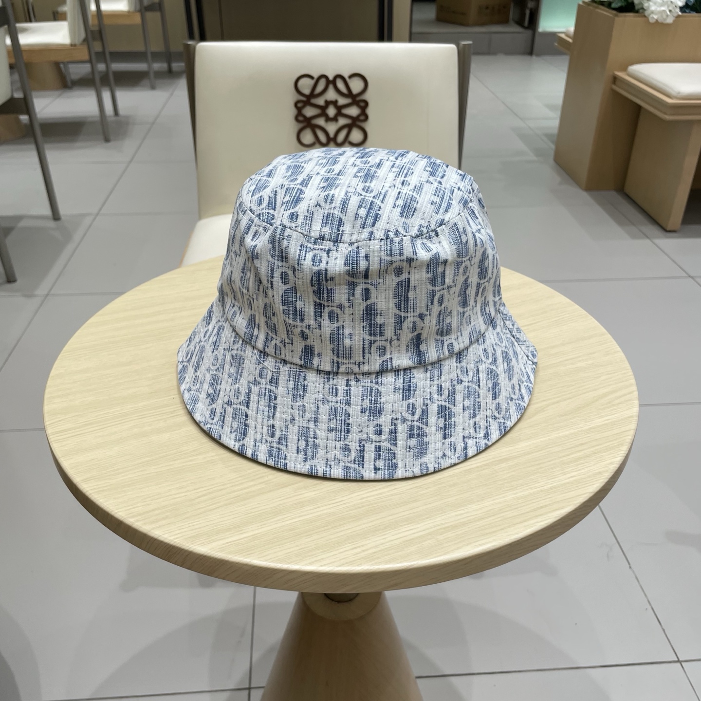  棒球帽。 渔夫帽DIOR迪奥 
官网同步新款发布 老花D家棒球帽🧢，超级火爆