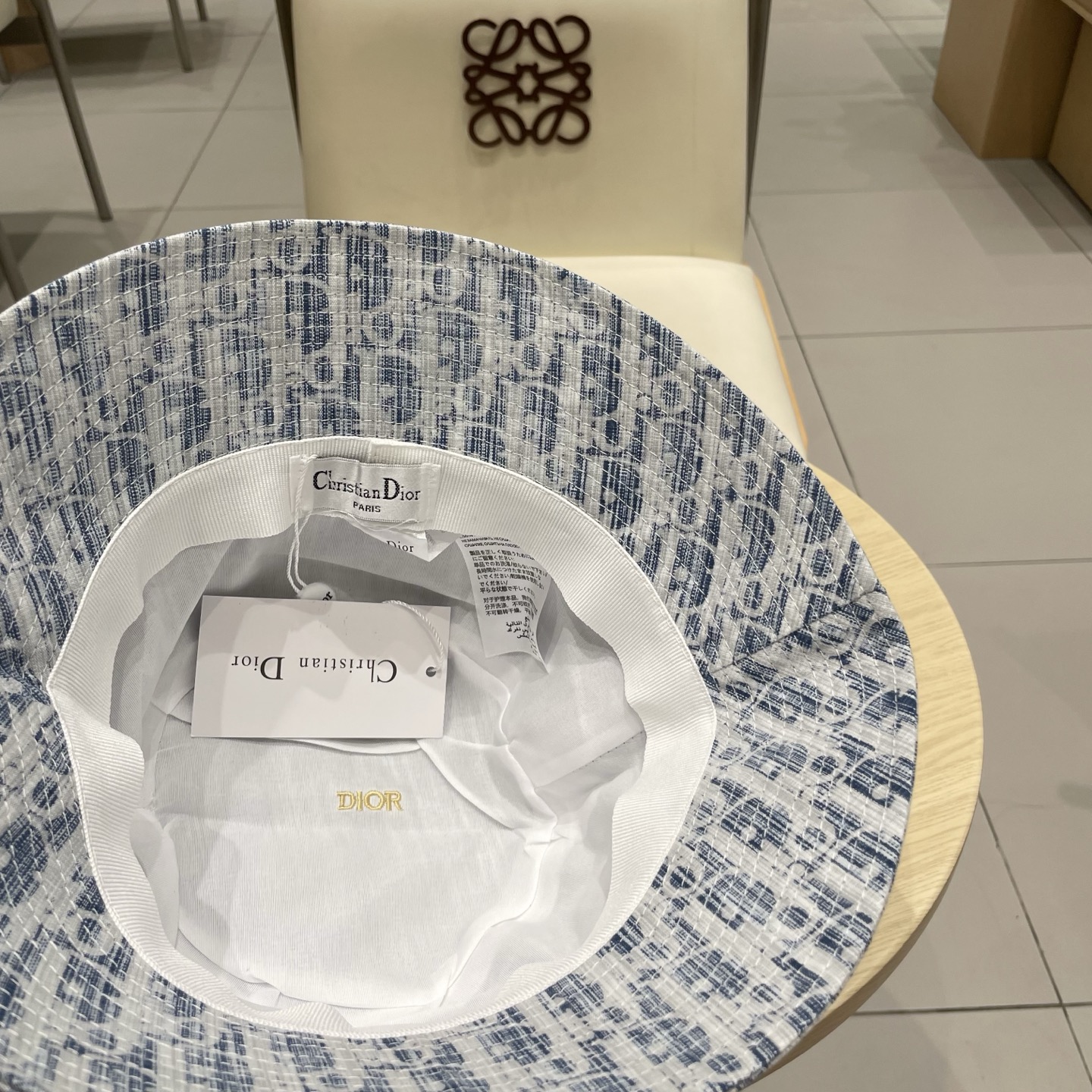  棒球帽。 渔夫帽DIOR迪奥 
官网同步新款发布 老花D家棒球帽🧢，超级火爆