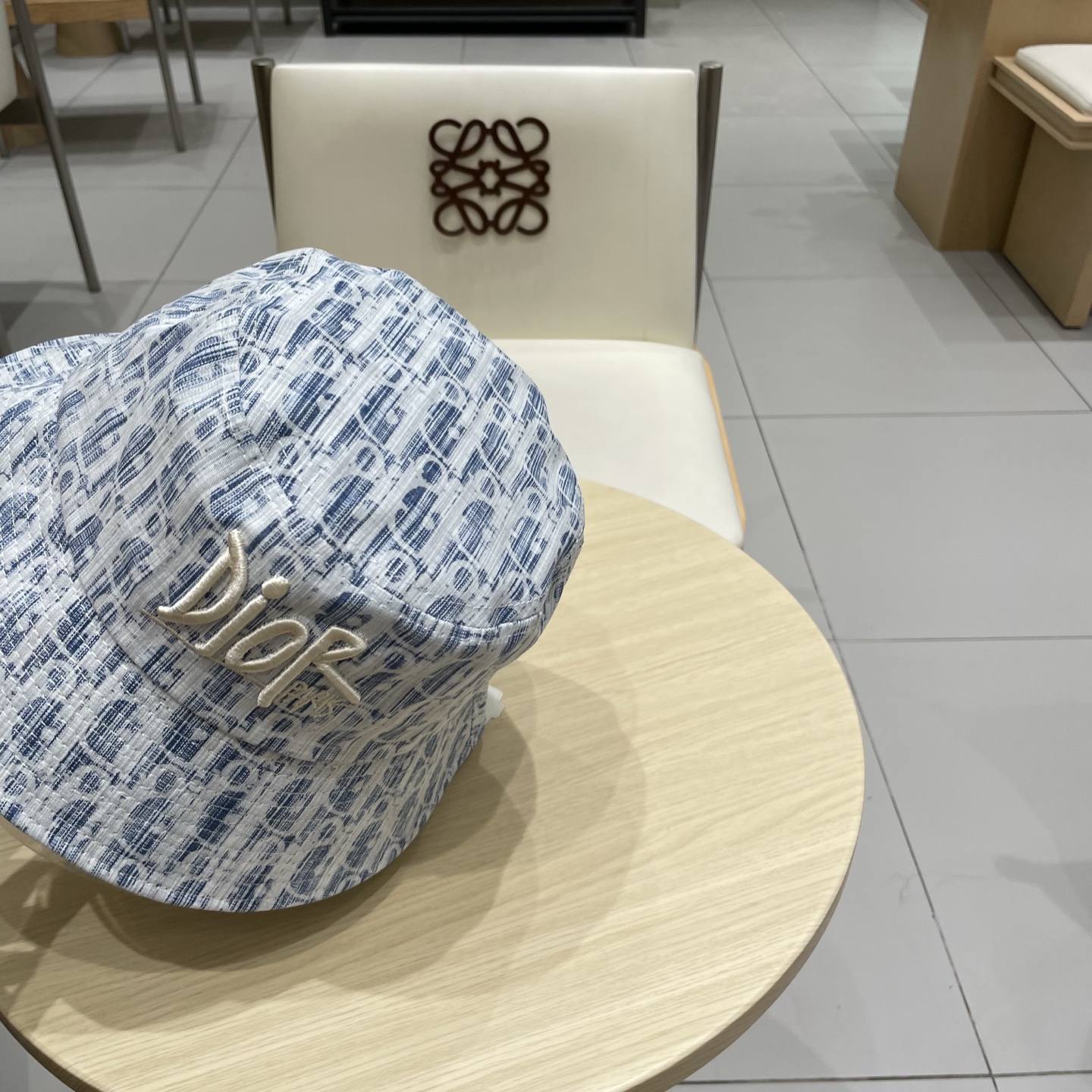  棒球帽。 渔夫帽DIOR迪奥 
官网同步新款发布 老花D家棒球帽🧢，超级火爆