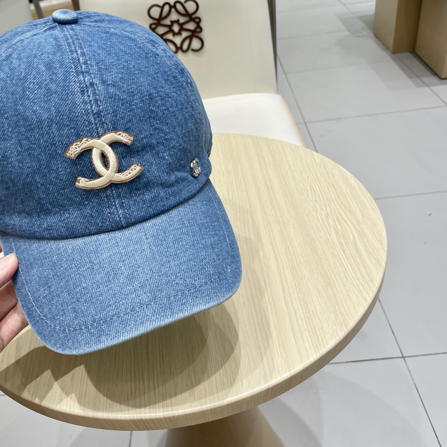  CHANEL香奈儿新款🆕牛仔蓝复古款式棒球帽🧢🔸 节假日旅游带它出去美美哒❕  中古款哟.这种帽子不容
