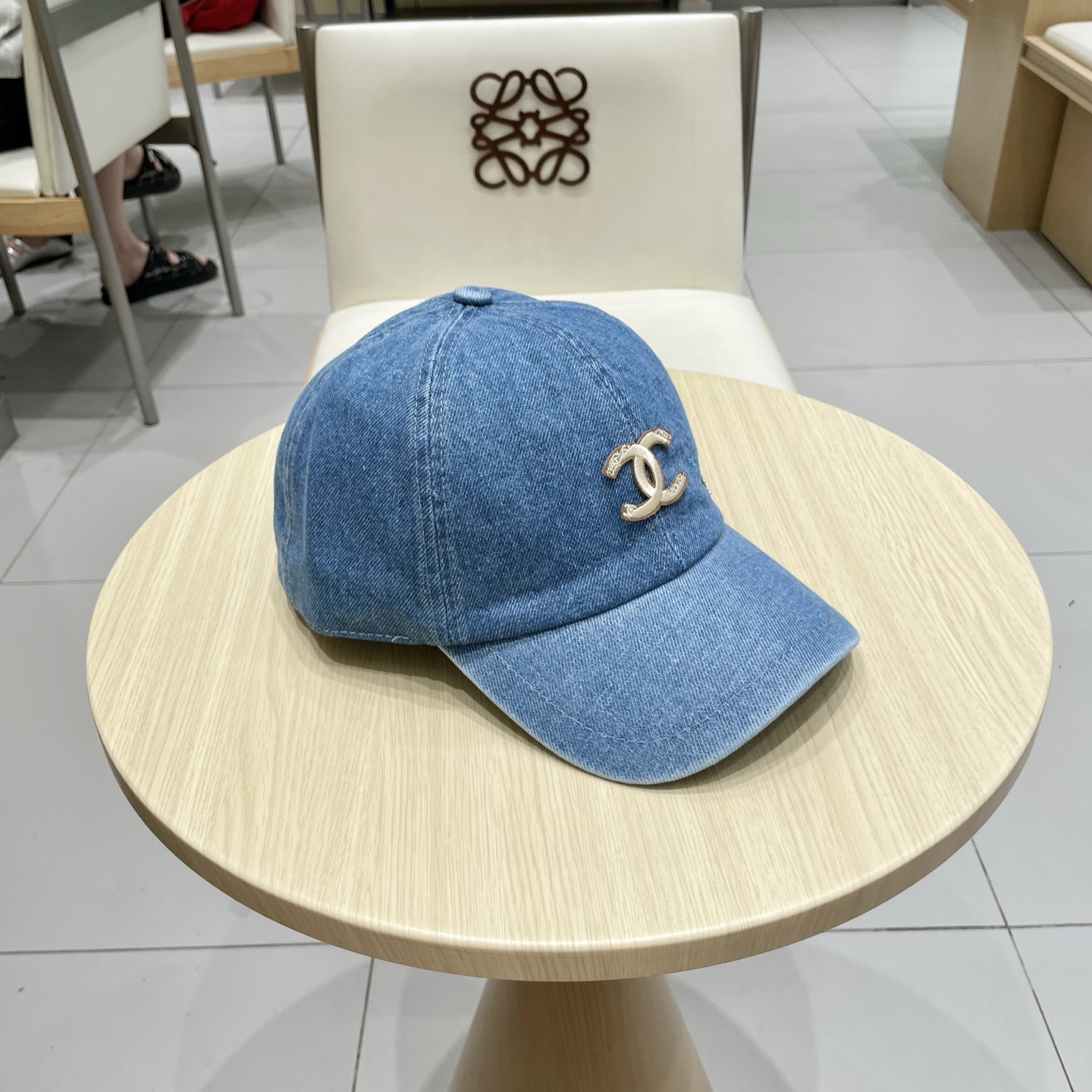  CHANEL香奈儿新款🆕牛仔蓝复古款式棒球帽🧢🔸 节假日旅游带它出去美美哒❕  中古款哟.这种帽子不容