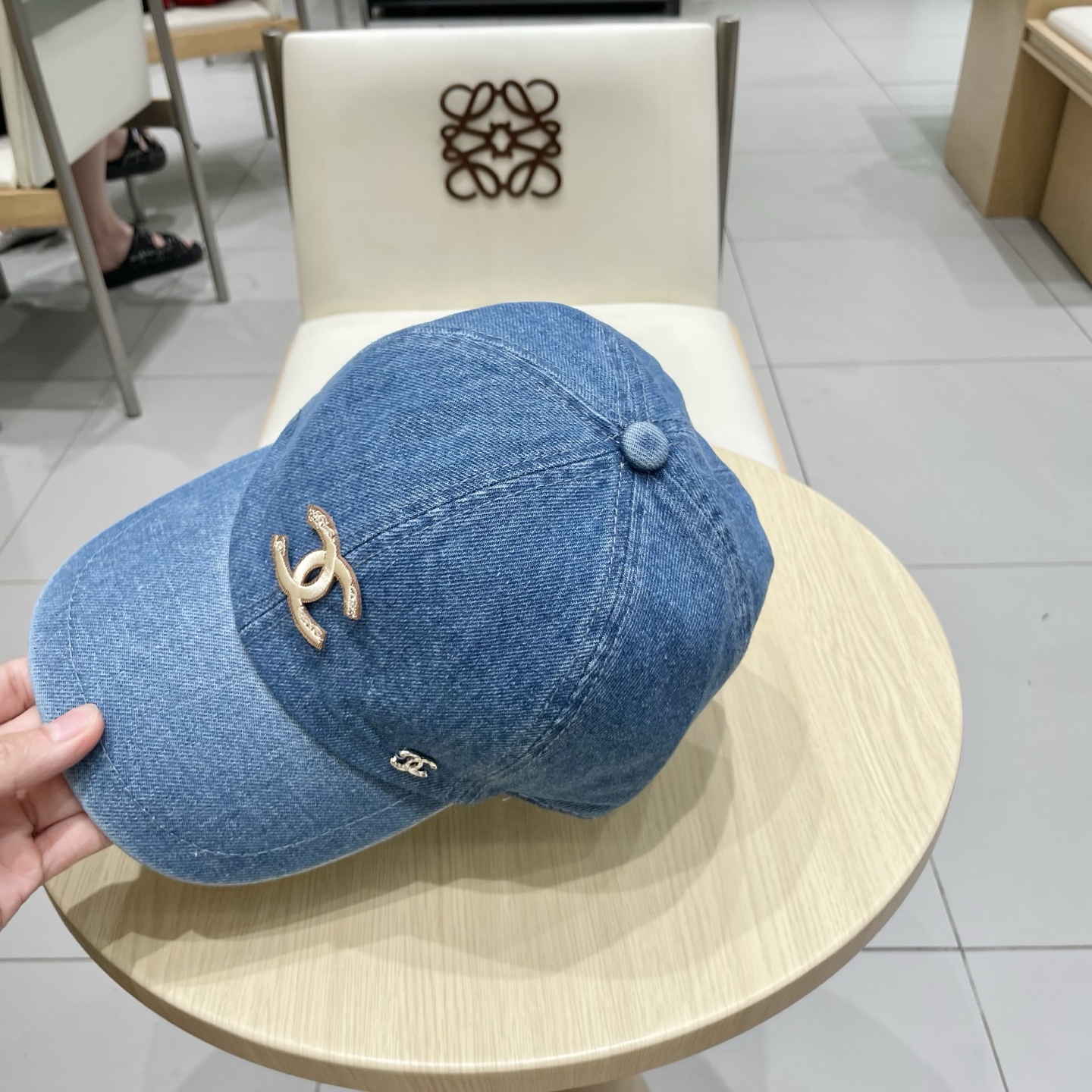  CHANEL香奈儿新款🆕牛仔蓝复古款式棒球帽🧢🔸 节假日旅游带它出去美美哒❕  中古款哟.这种帽子不容