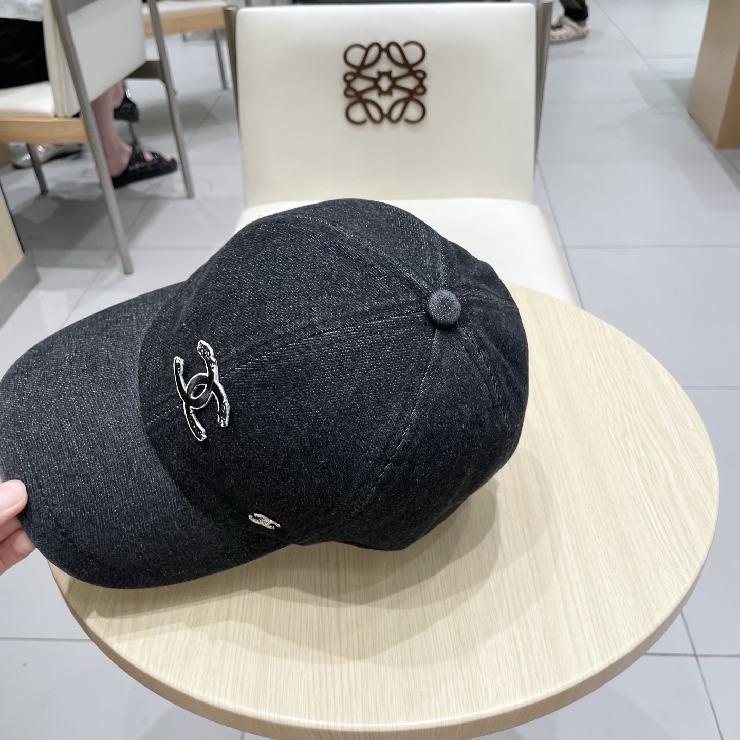  CHANEL香奈儿新款🆕牛仔蓝复古款式棒球帽🧢🔸 节假日旅游带它出去美美哒❕  中古款哟.这种帽子不容