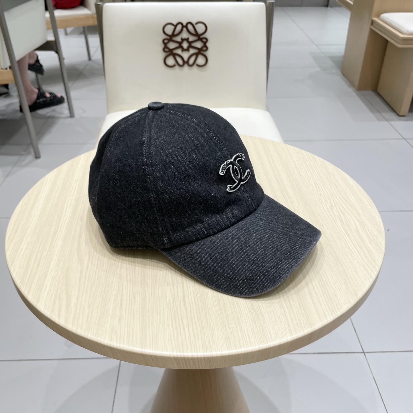  CHANEL香奈儿新款🆕牛仔蓝复古款式棒球帽🧢🔸 节假日旅游带它出去美美哒❕  中古款哟.这种帽子不容