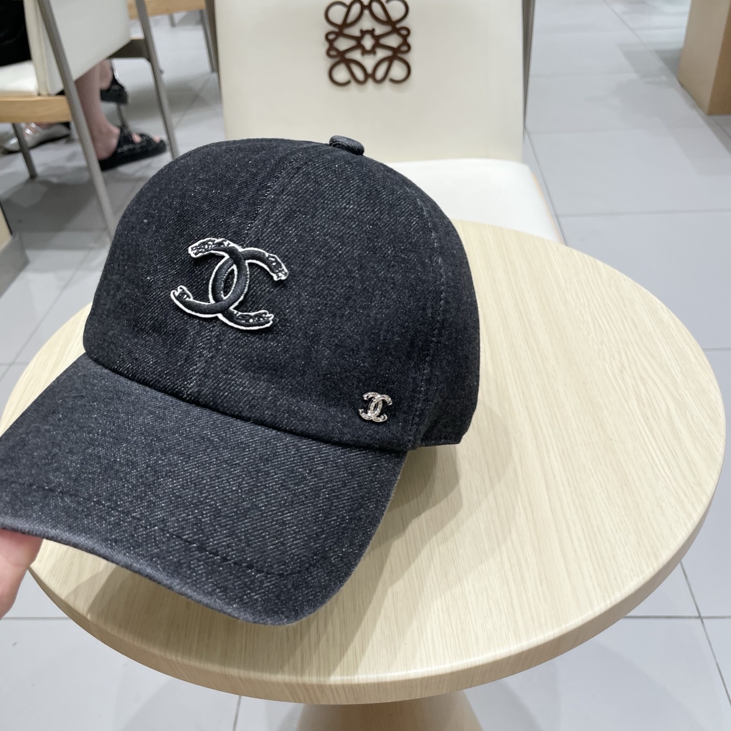  CHANEL香奈儿新款🆕牛仔蓝复古款式棒球帽🧢🔸 节假日旅游带它出去美美哒❕  中古款哟.这种帽子不容