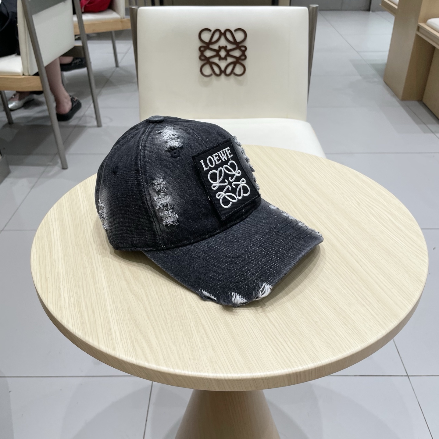  LOEWE罗意威新款洗水牛仔棒球帽
经典罗意威刺绣标志，男女同款
百搭透气，四季可佩戴