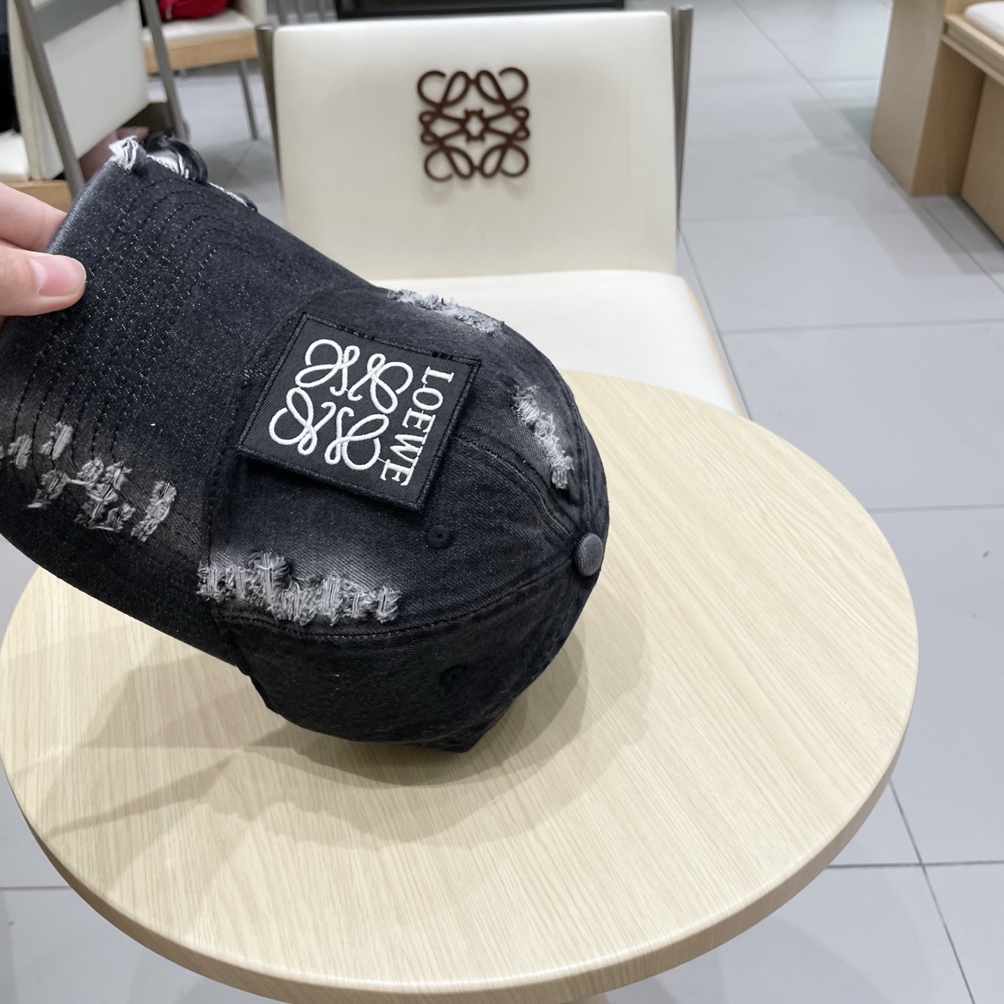  LOEWE罗意威新款洗水牛仔棒球帽
经典罗意威刺绣标志，男女同款
百搭透气，四季可佩戴