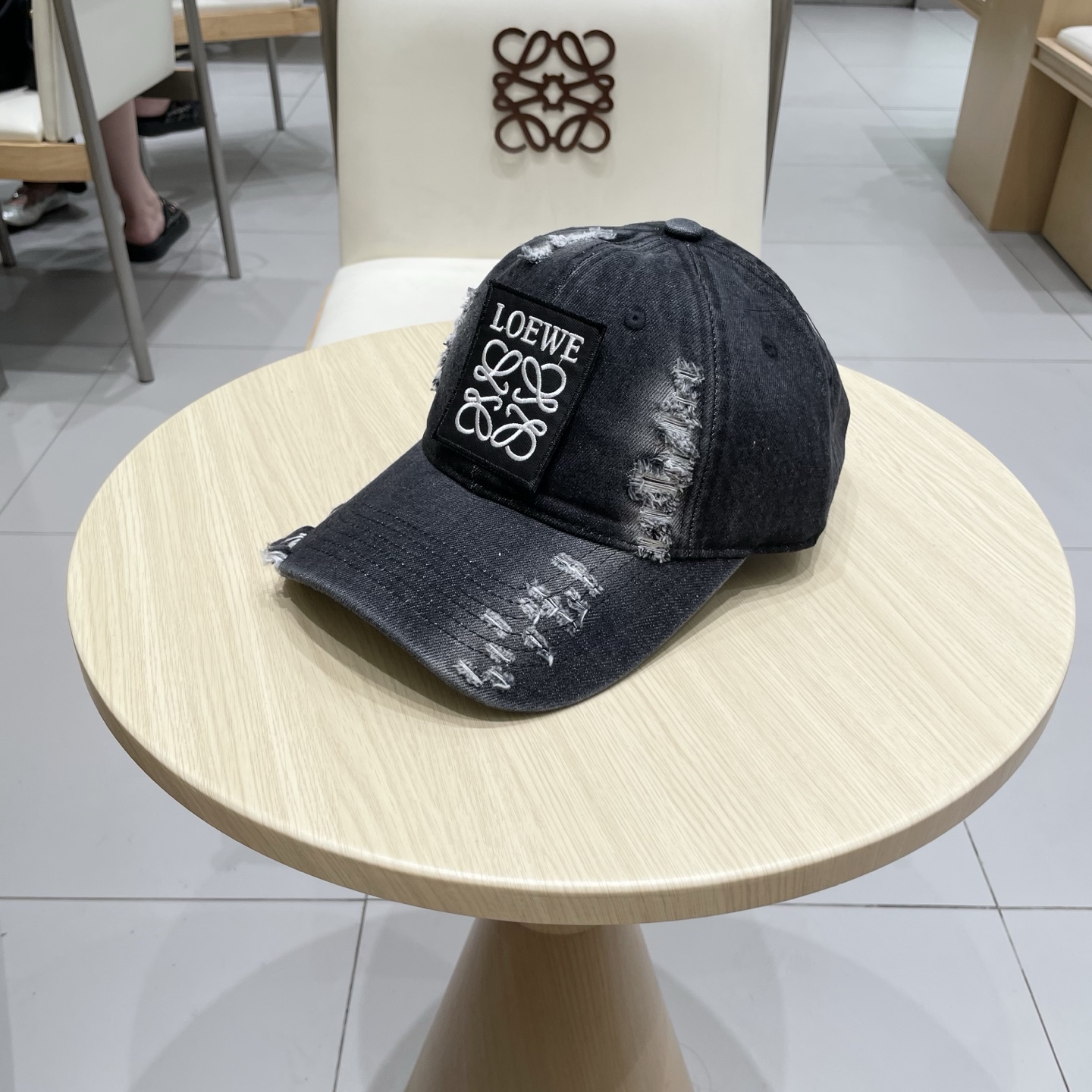  LOEWE罗意威新款洗水牛仔棒球帽
经典罗意威刺绣标志，男女同款
百搭透气，四季可佩戴