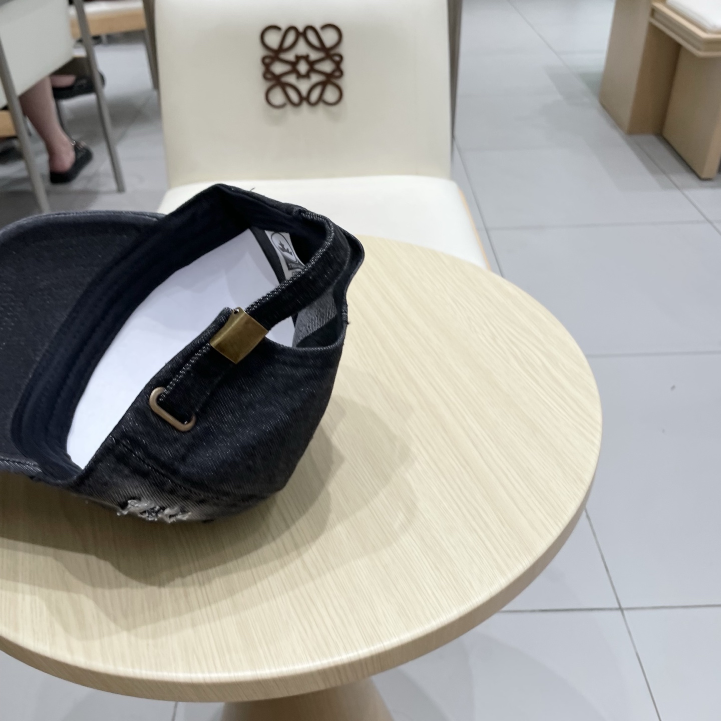  LOEWE罗意威新款洗水牛仔棒球帽
经典罗意威刺绣标志，男女同款
百搭透气，四季可佩戴