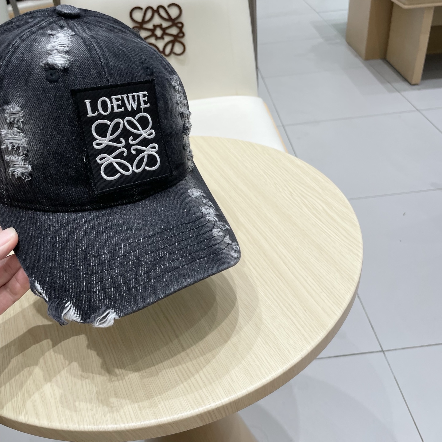  LOEWE罗意威新款洗水牛仔棒球帽
经典罗意威刺绣标志，男女同款
百搭透气，四季可佩戴