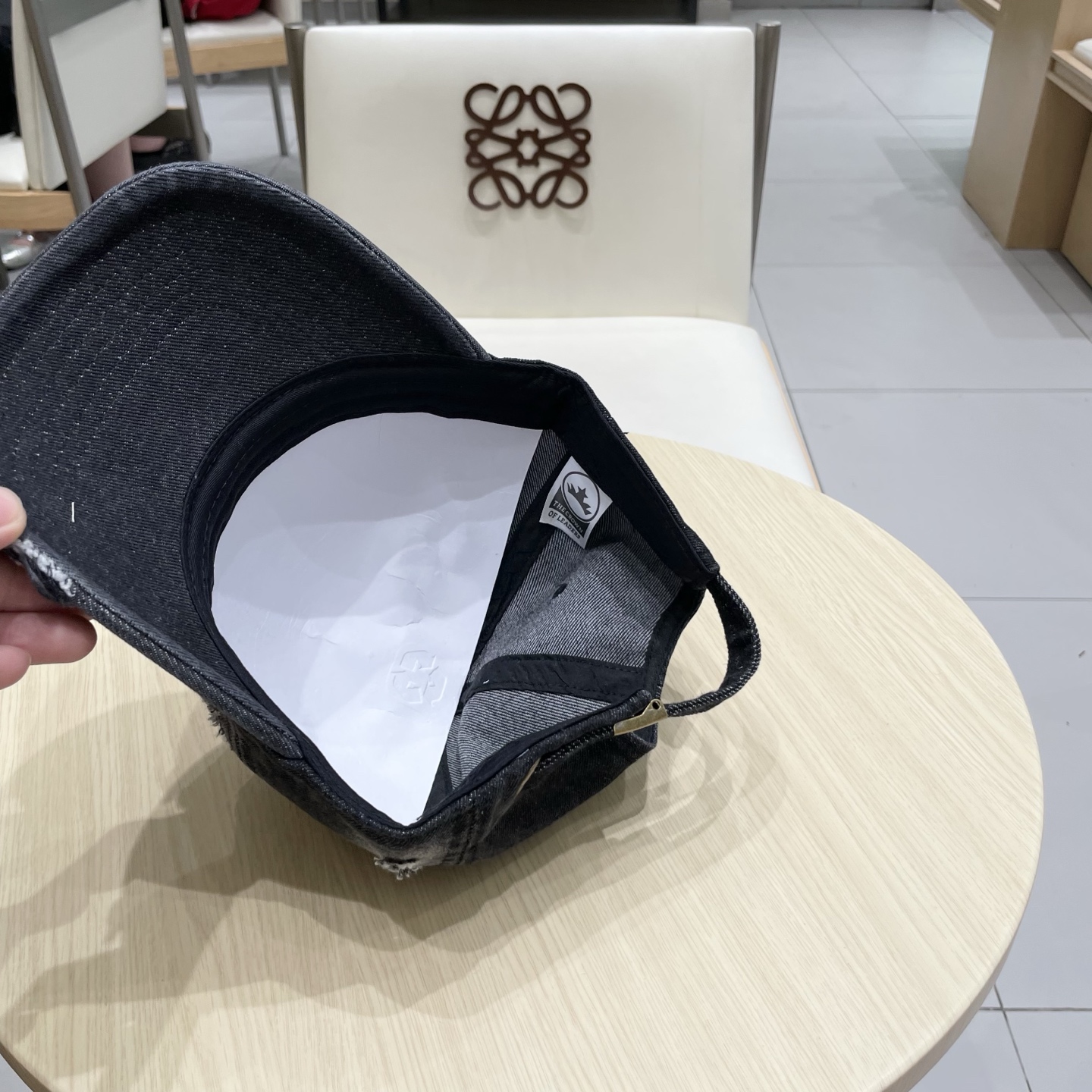  LOEWE罗意威新款洗水牛仔棒球帽
经典罗意威刺绣标志，男女同款
百搭透气，四季可佩戴