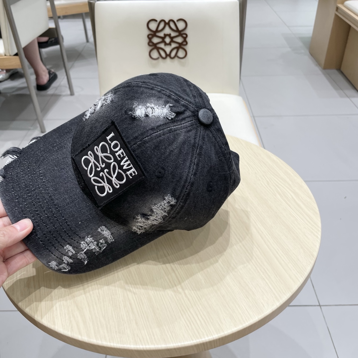  LOEWE罗意威新款洗水牛仔棒球帽
经典罗意威刺绣标志，男女同款
百搭透气，四季可佩戴