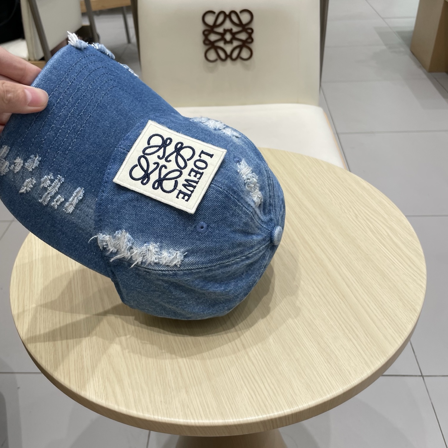  LOEWE罗意威新款洗水牛仔棒球帽
经典罗意威刺绣标志，男女同款
百搭透气，四季可佩戴